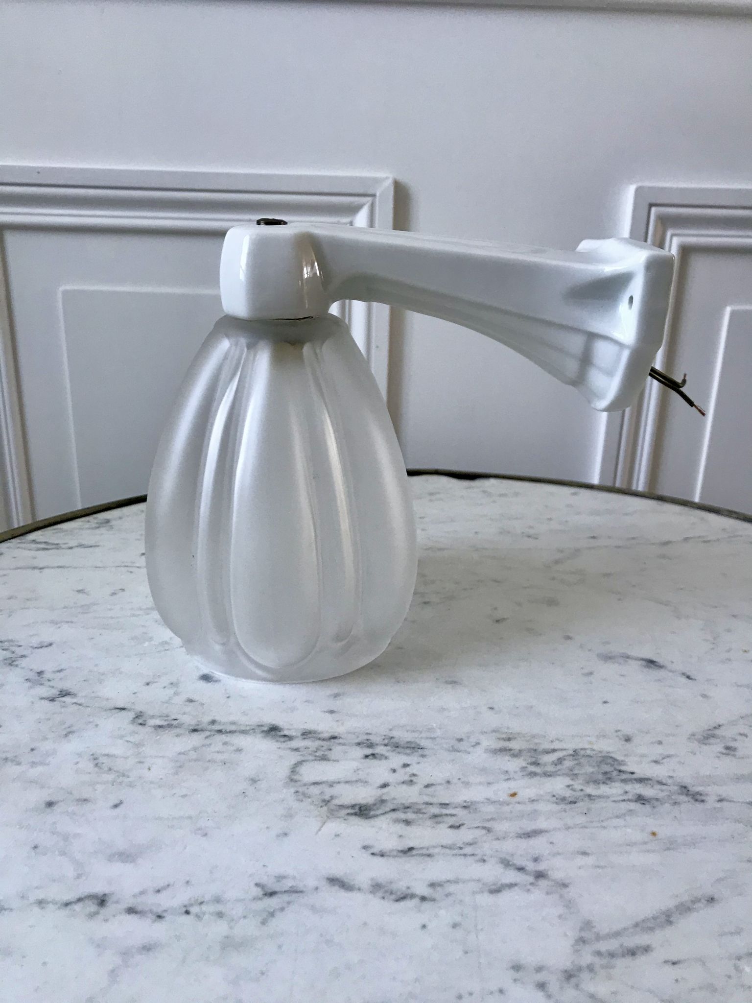 Art Deco wall lamp in molded glass and porcelain 30s