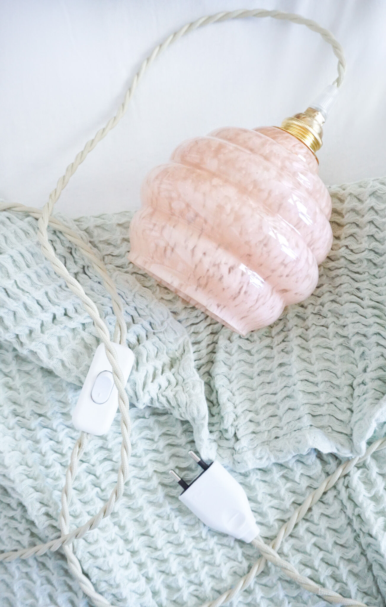 Suspension baladeuse verre de Clichy pink vintage