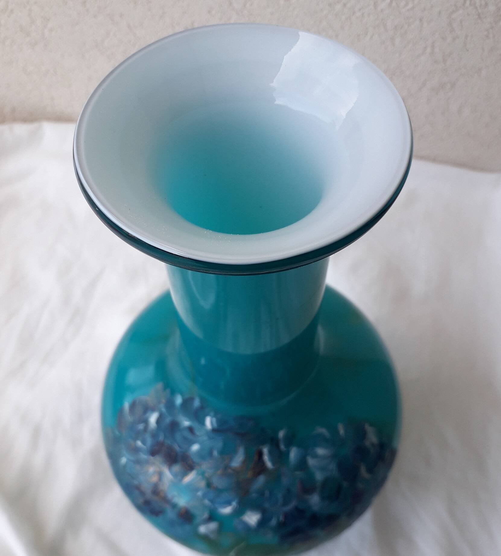 Vase bleu en opaline peinte