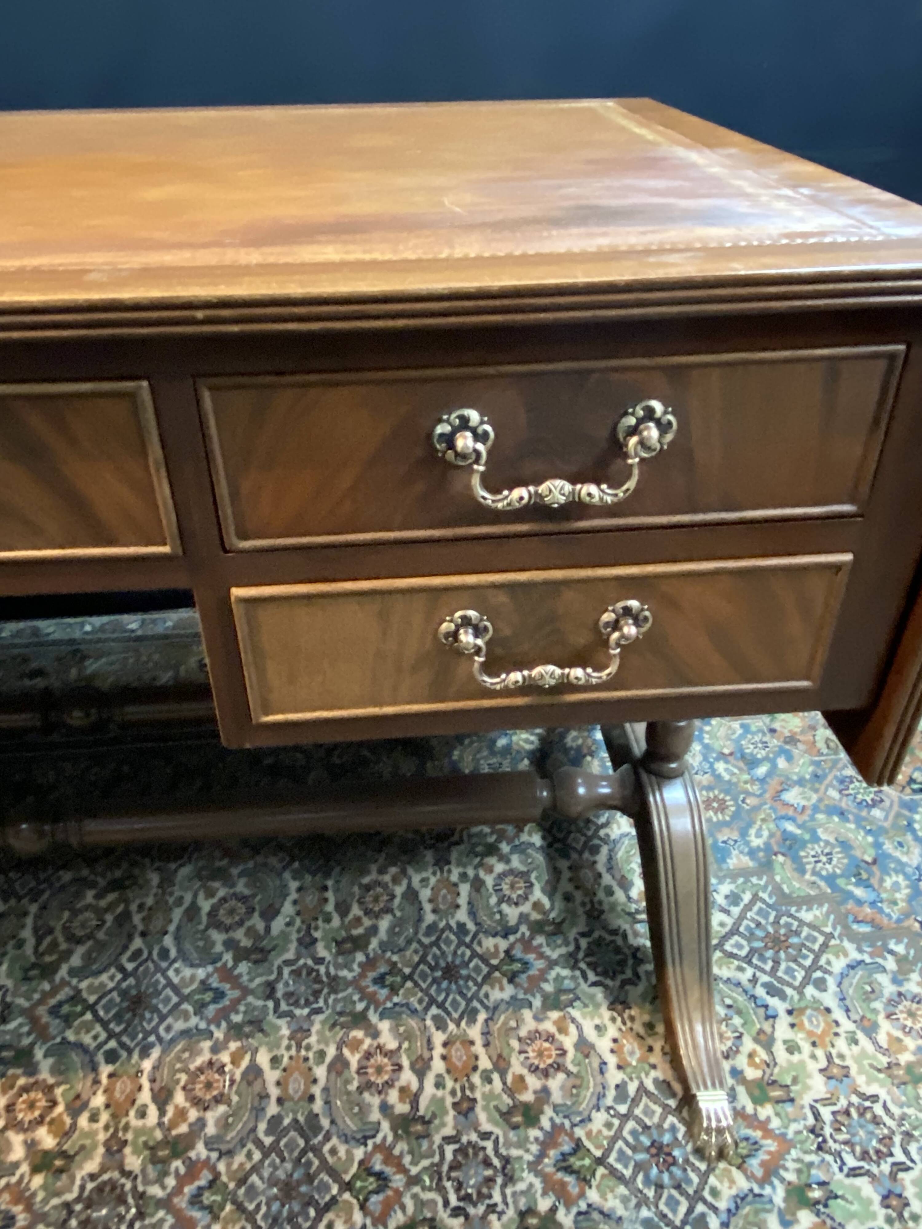 Grand bureau anglais en acajou de style Regency