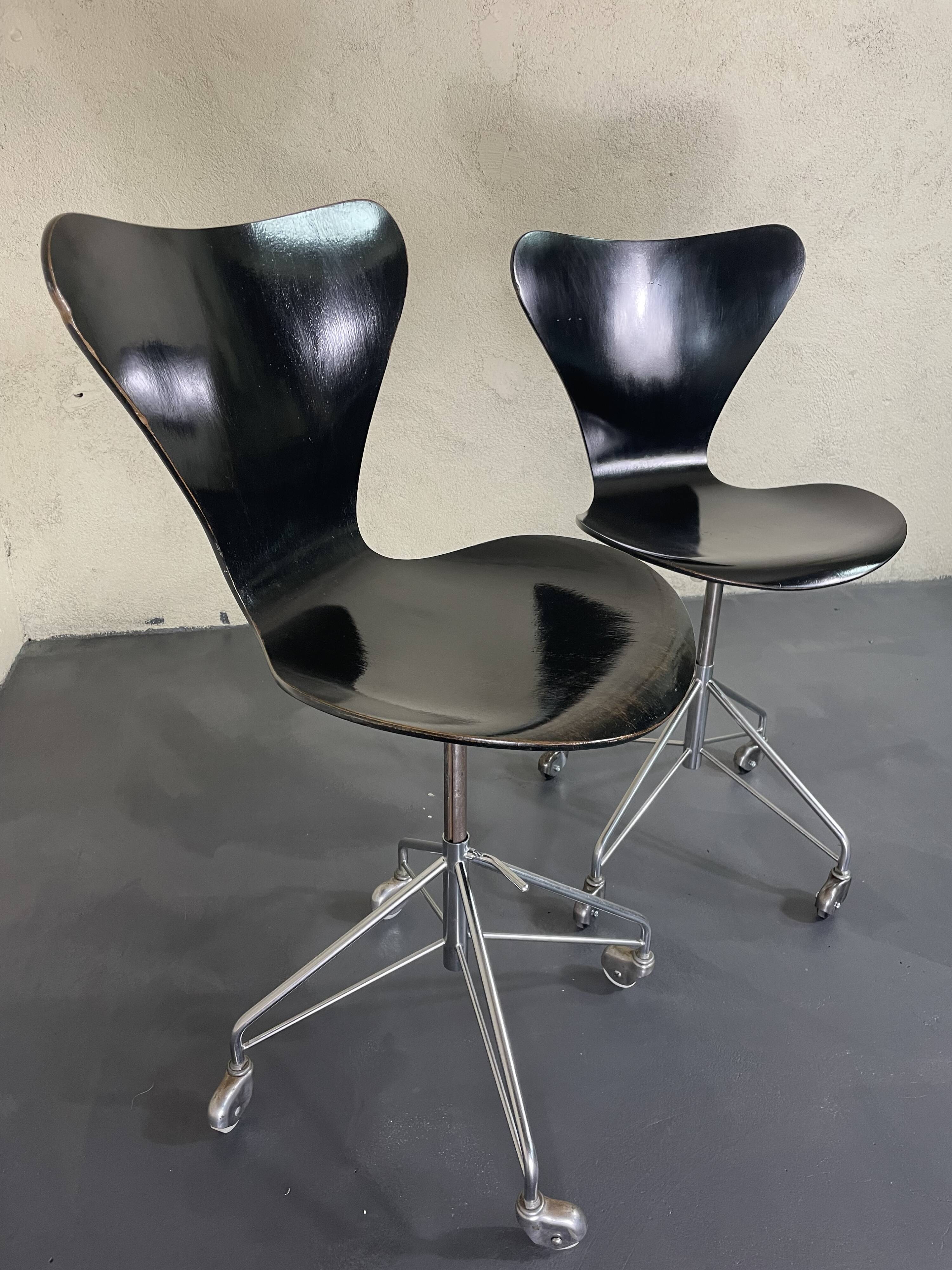 Pair of office chairs by Arne Jacobsen for Fritz Hansen (circa 1955)