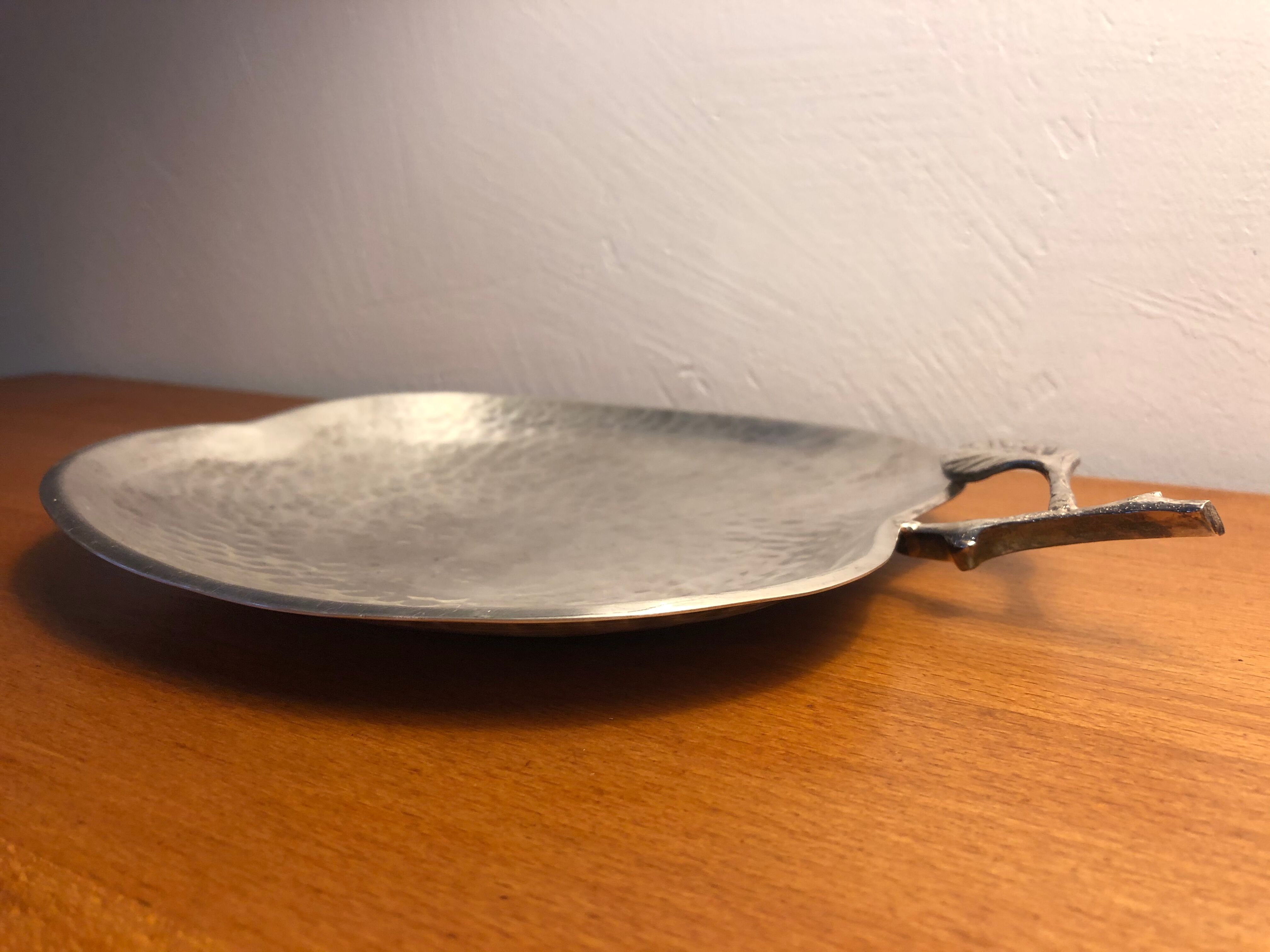 Empty pocket, apple-shaped cut