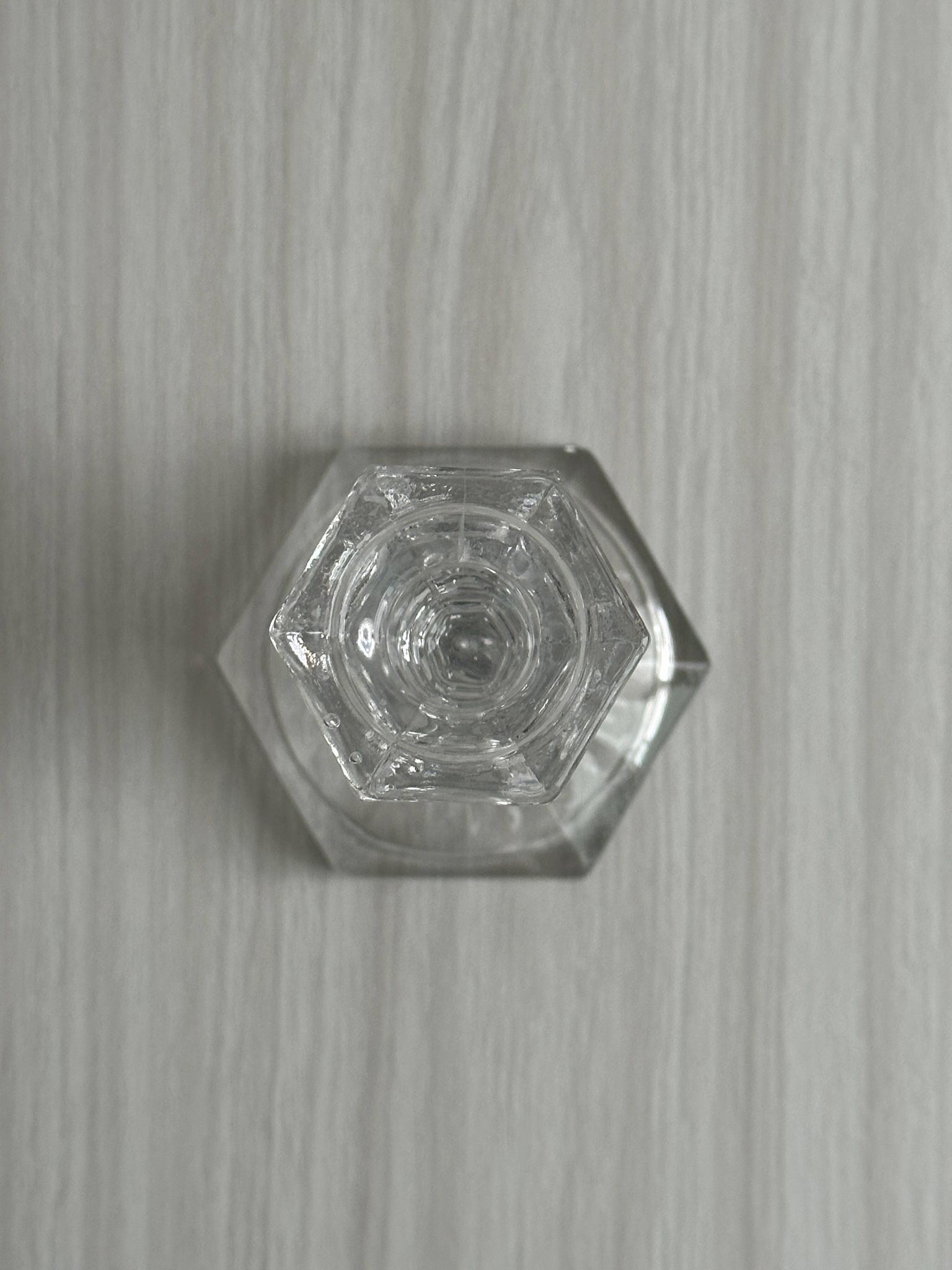 bougeoir en verre taillé transparent