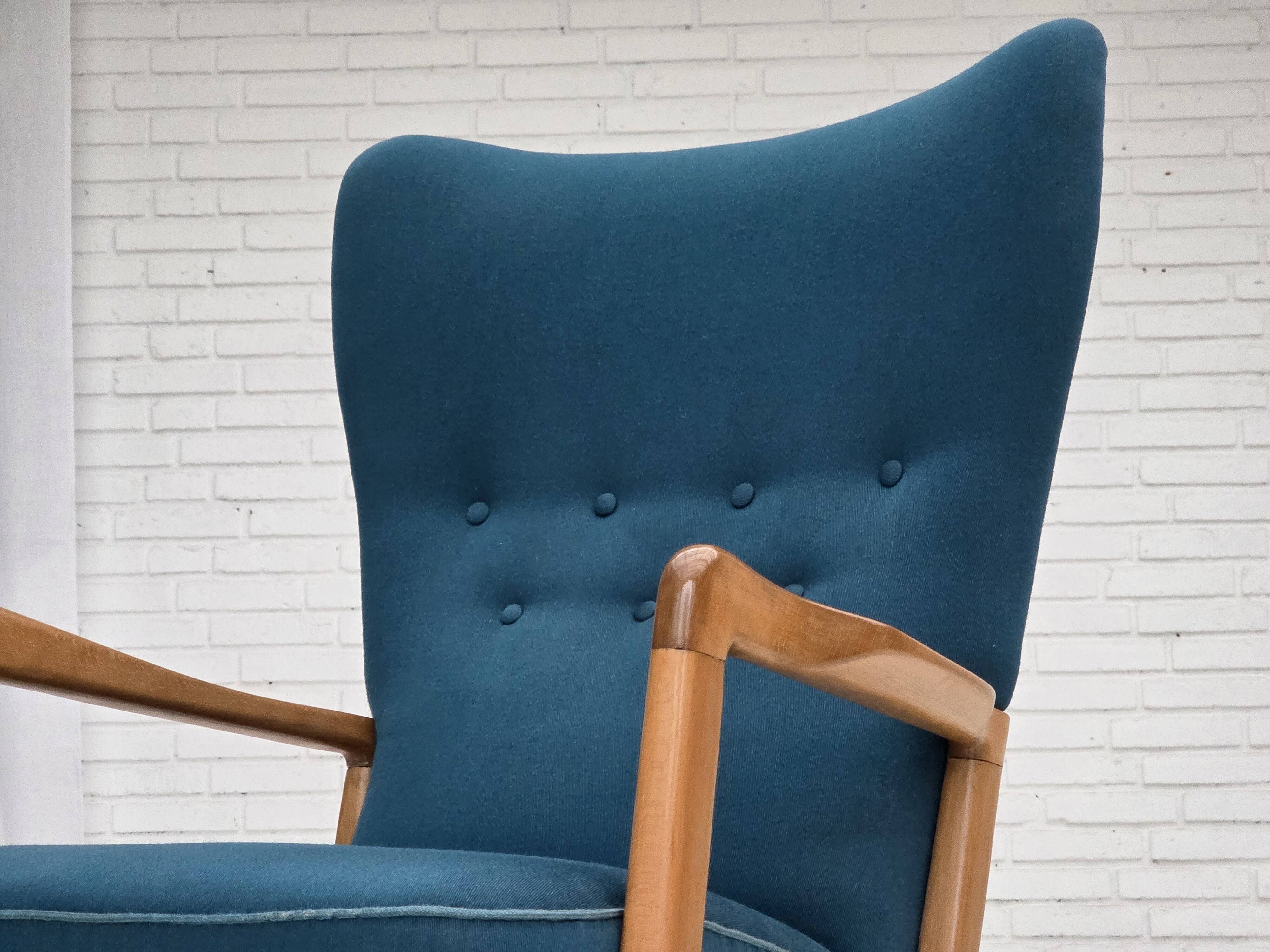 Fauteuil danois des années 1970 par Fritz Hansen, en laine de mobilier, bois de hêtre.
