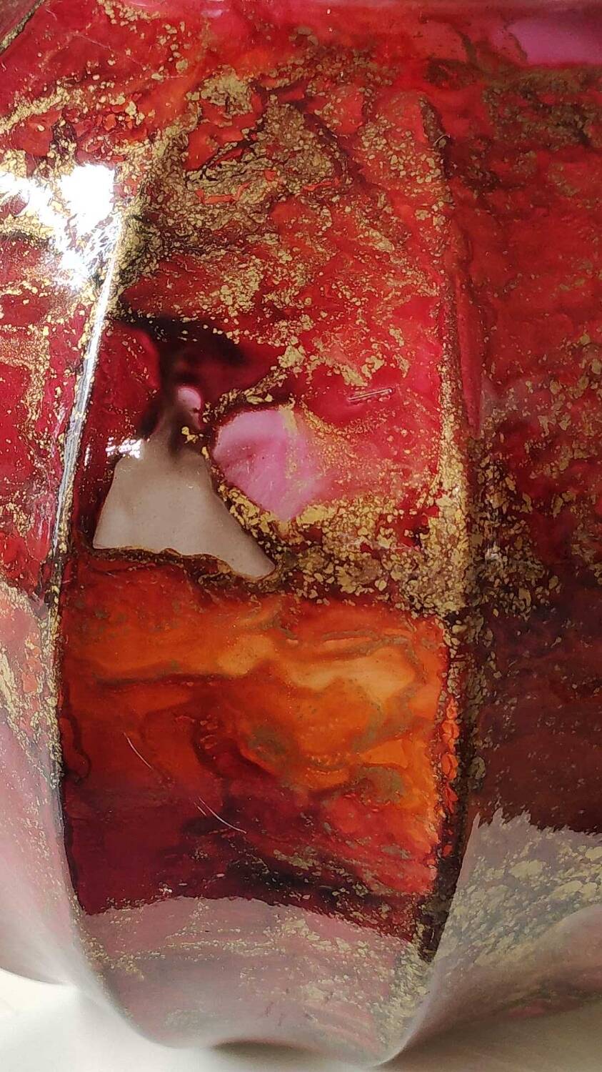 Gadrooned ball vase, in lacquered Art glass. Decor: pink tones of smoke, gold powder inclusions. Signed Sylvie Montagnon. Size 20 x 20 cm