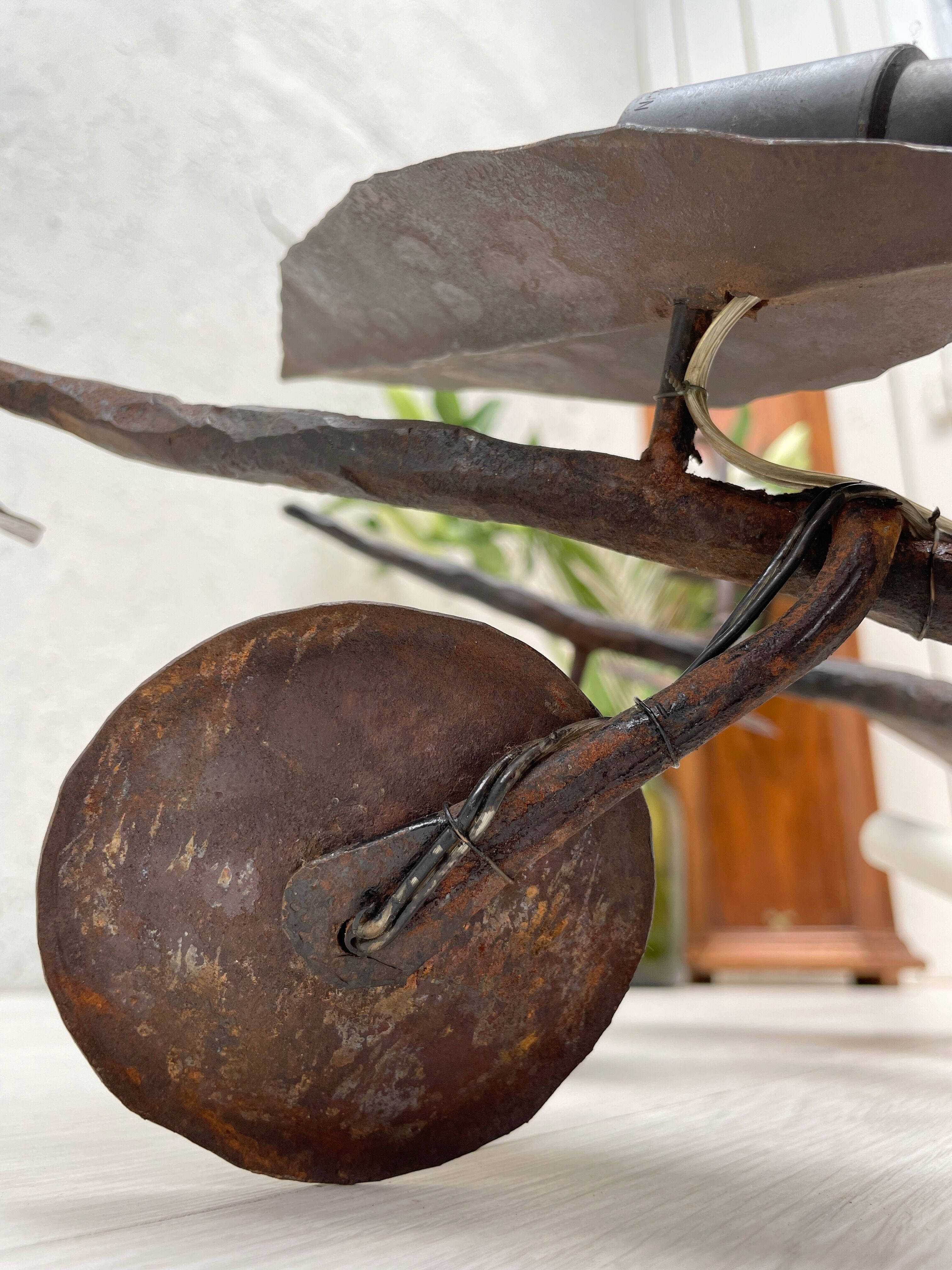 Wall lamp in wrought iron.