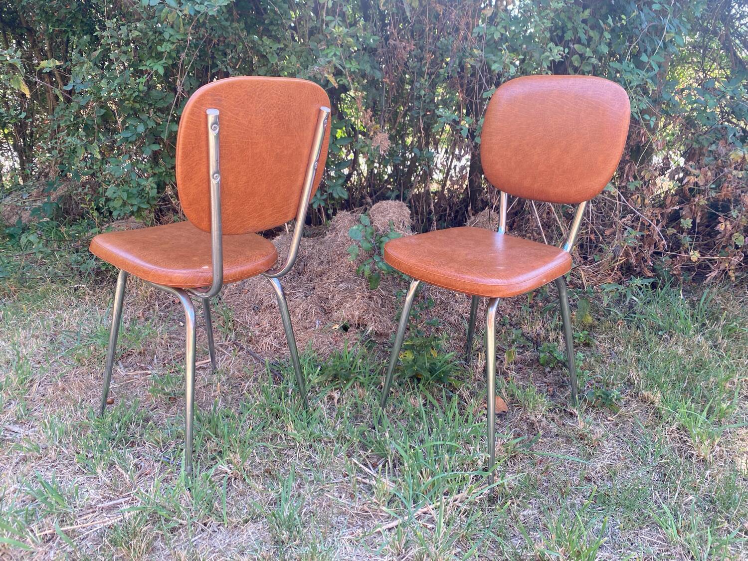 Two Tublac chairs in Skaï and chrome