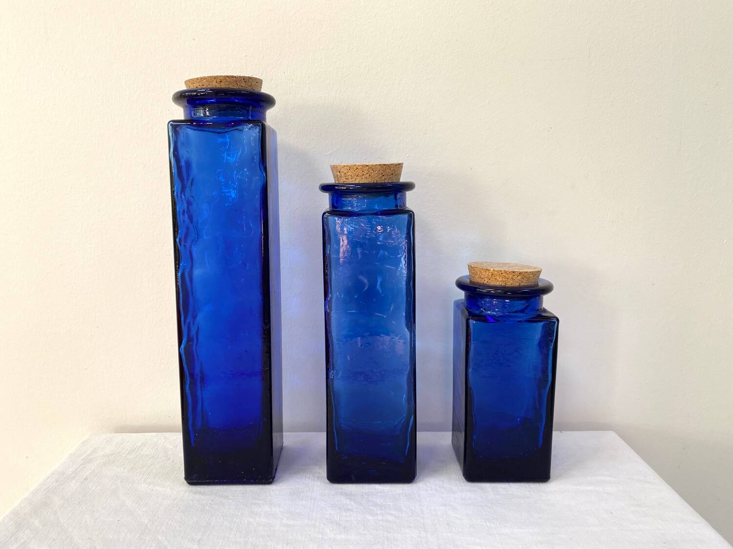 Trio de bocaux en verre bleu cobalt