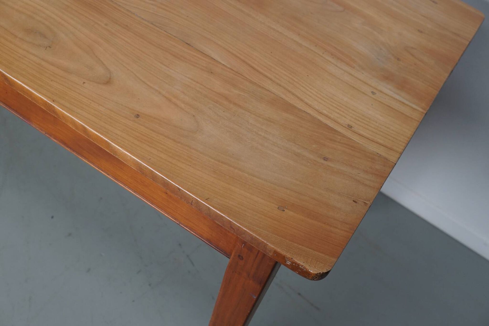 Table à manger rustique française vintage en cerisier du XXe siècle