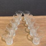 Suite de 10 verres à alcool en cristal taillé
