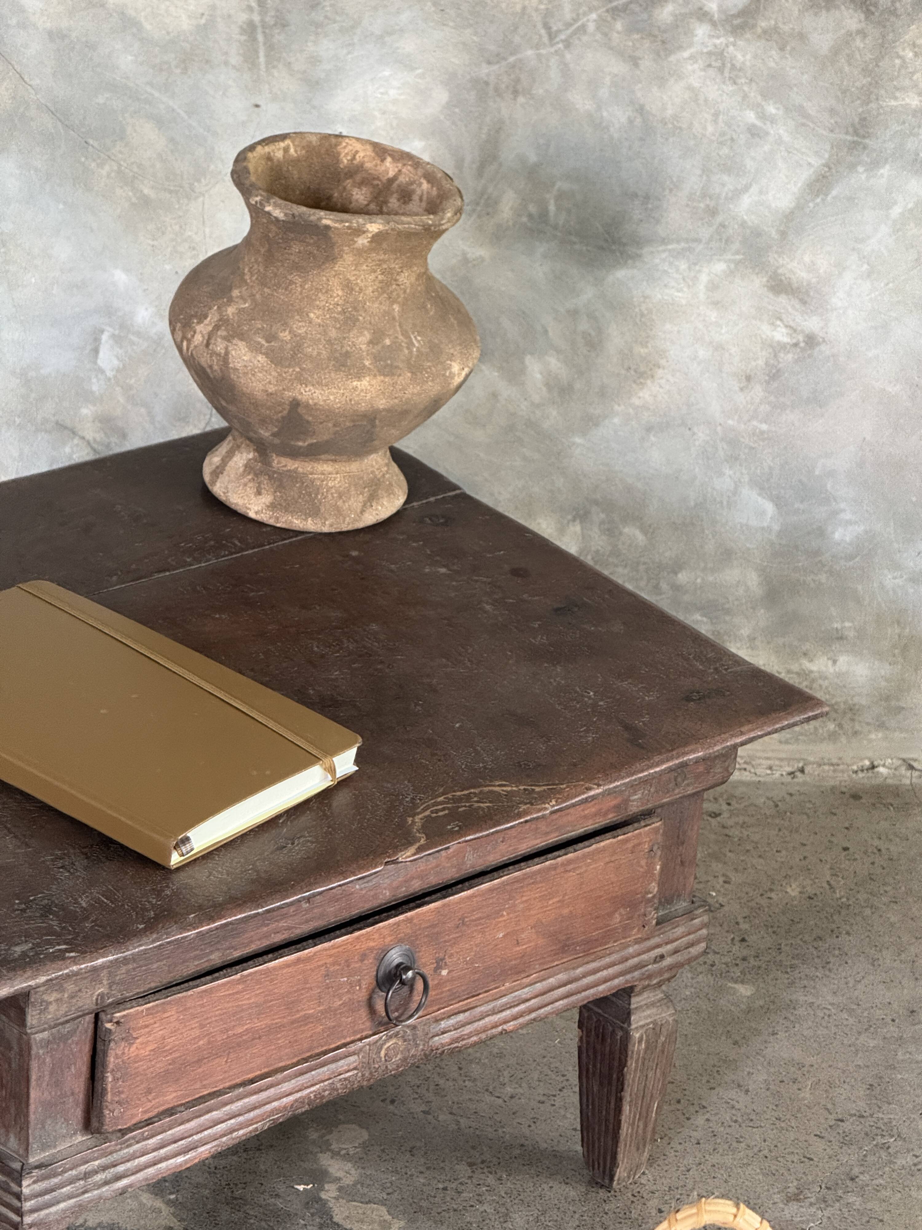 Petit écritoire table basse ancienne indonésienne en teck H33 40,5x55