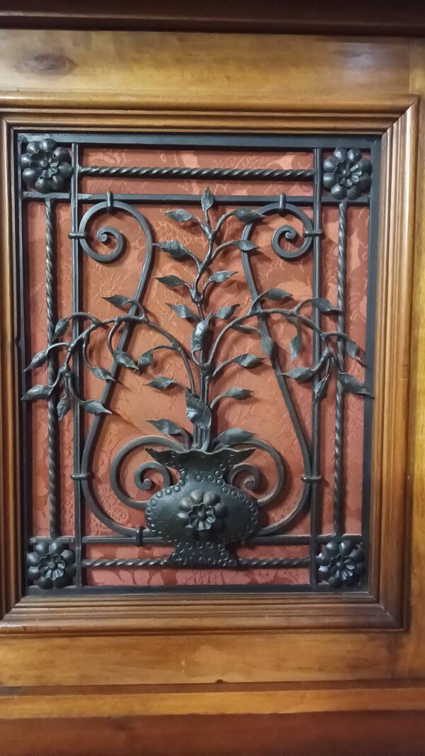 Buffet 2 corps Renaissance en noyer