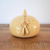 Poulet en céramique fait main, pièce de poterie d'atelier signée, coq jaune doux