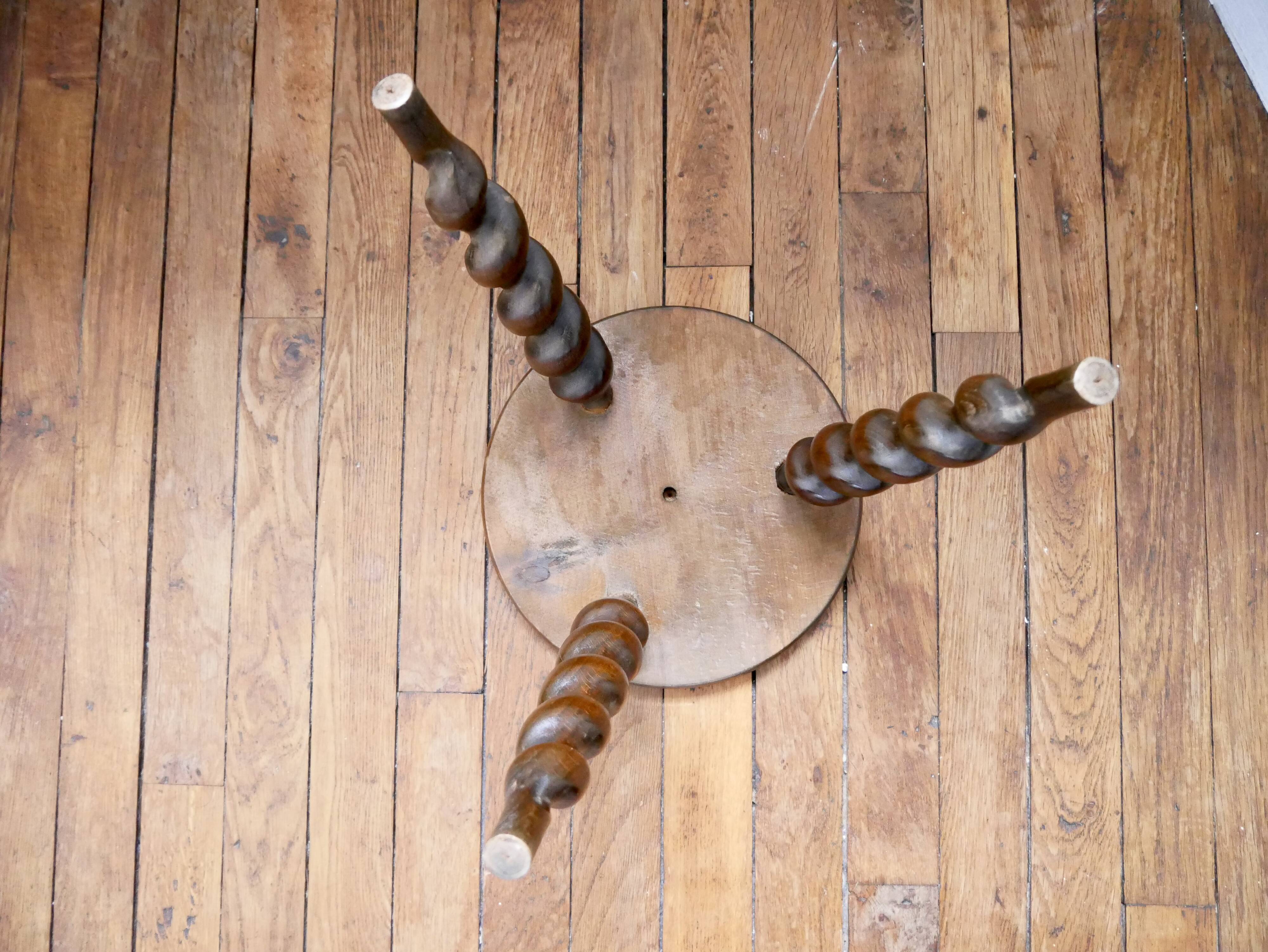 Tripod stool twisted feet