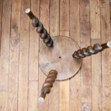 Tabouret tripode pieds torsadés