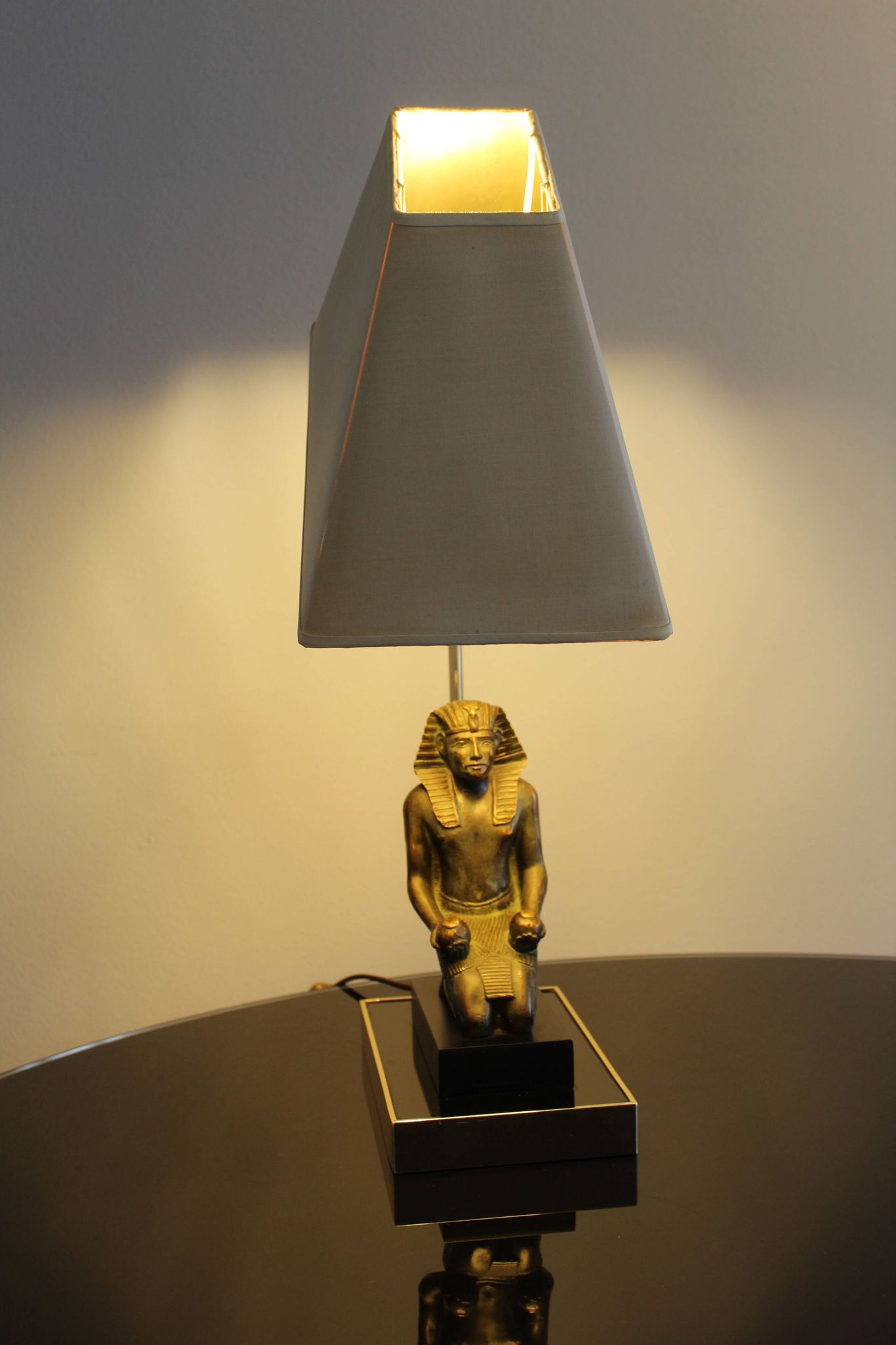 Lampe de table Hollywood Regency décor Pharaon, années 1070