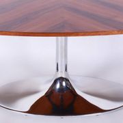 Table ovale fonctionnelle en chrome et noyer de Kovona, République tchèque, années 1960.