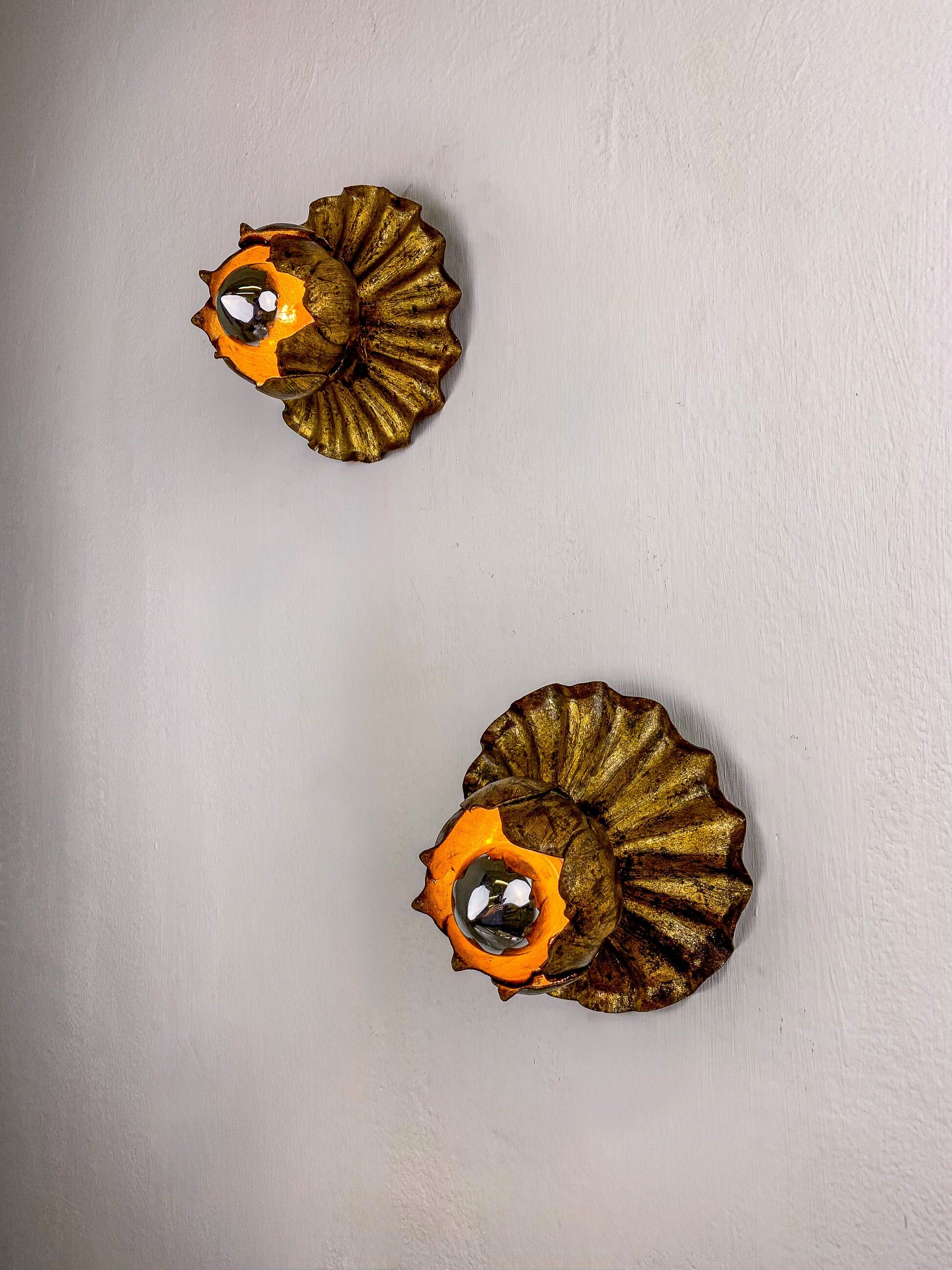 Paire d'appliques en forme de bouton de fleur encastré, en fer doré à la feuille, Espagne, années 1950.