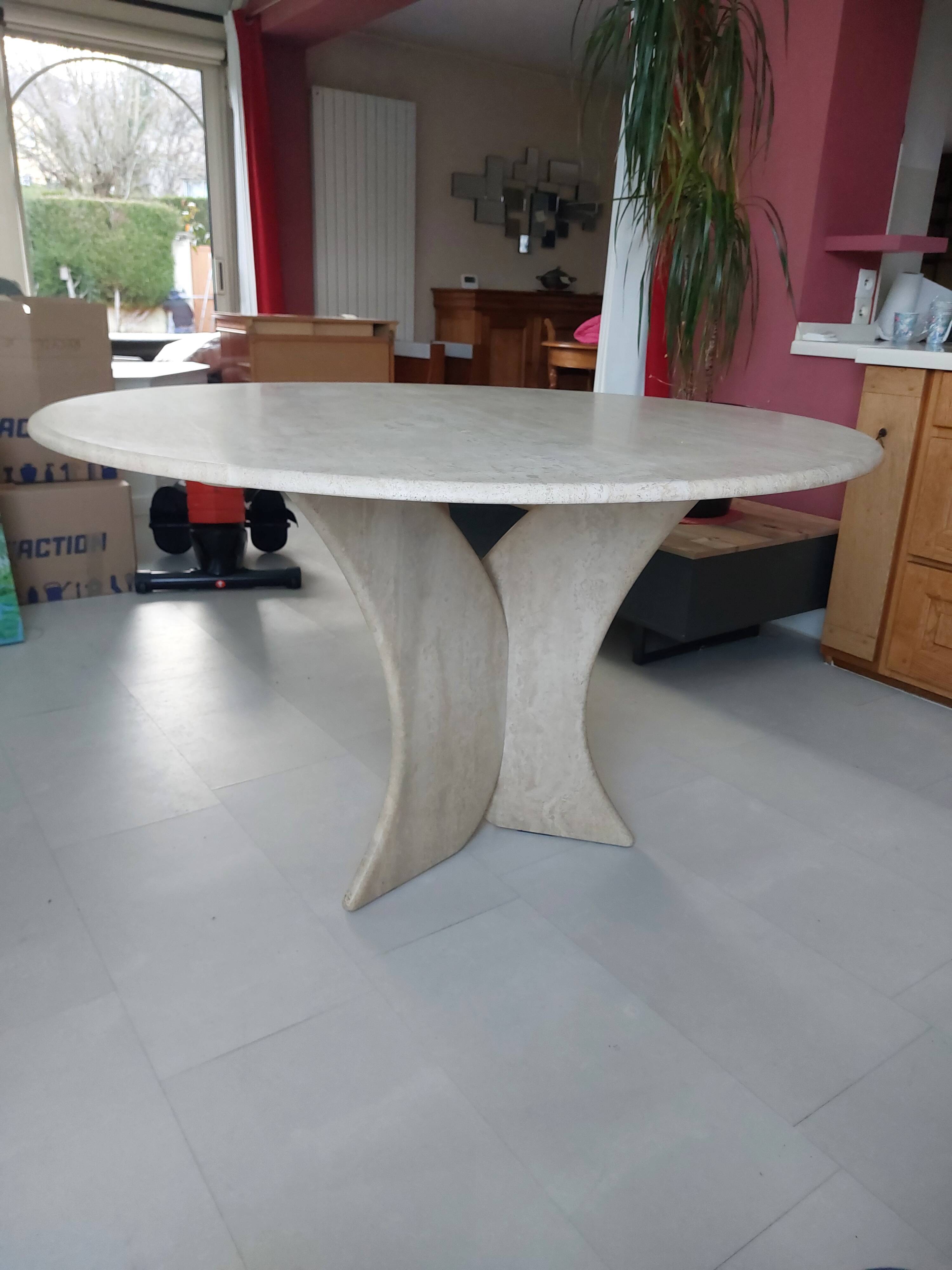 Round stone table (4-6 people)