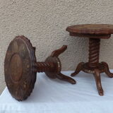 Paire de petites tables guéridon indienne en bois sculpté et orné