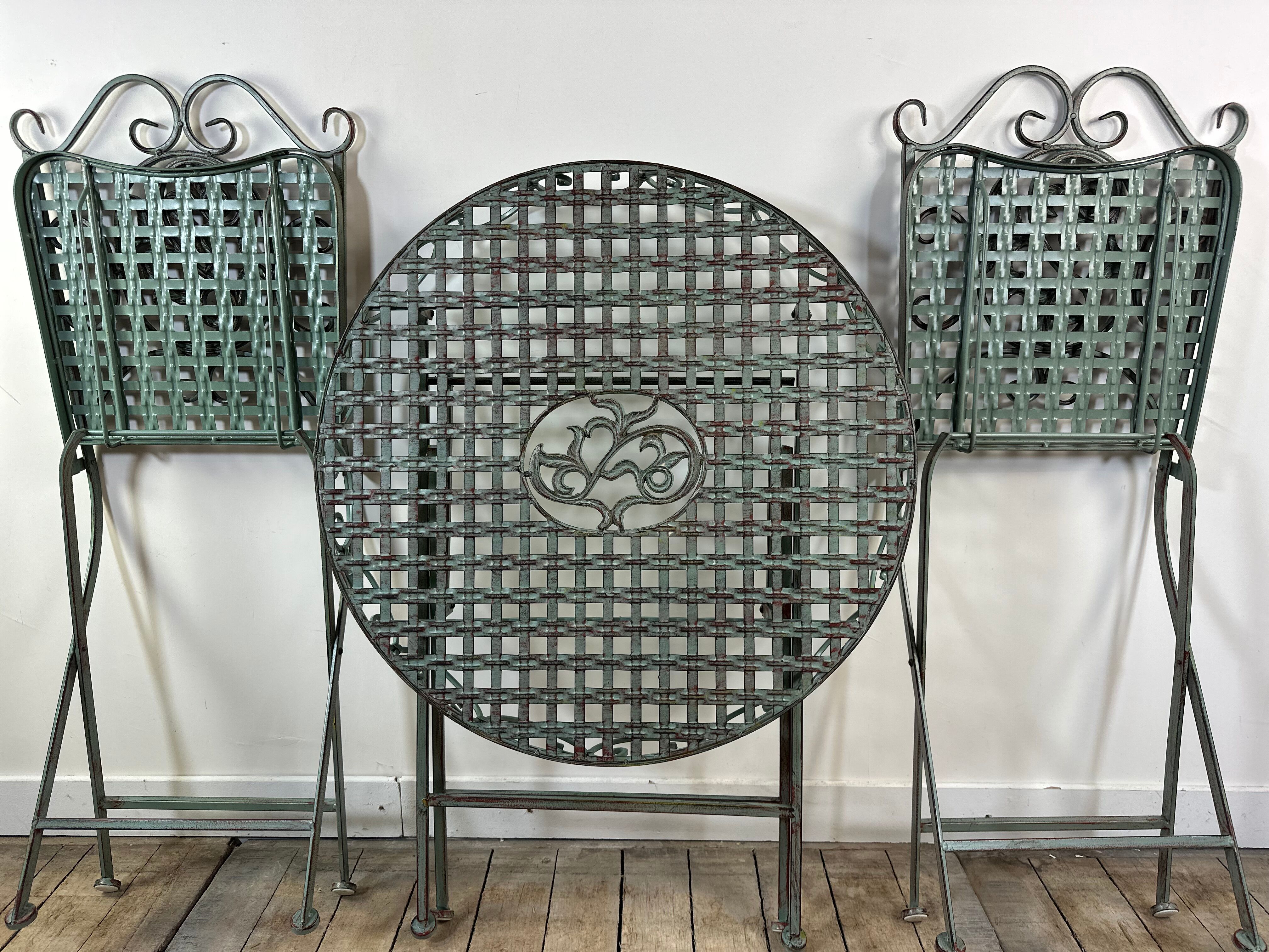 Patinated green folding wrought iron garden set with 1 table + 2 chairs.