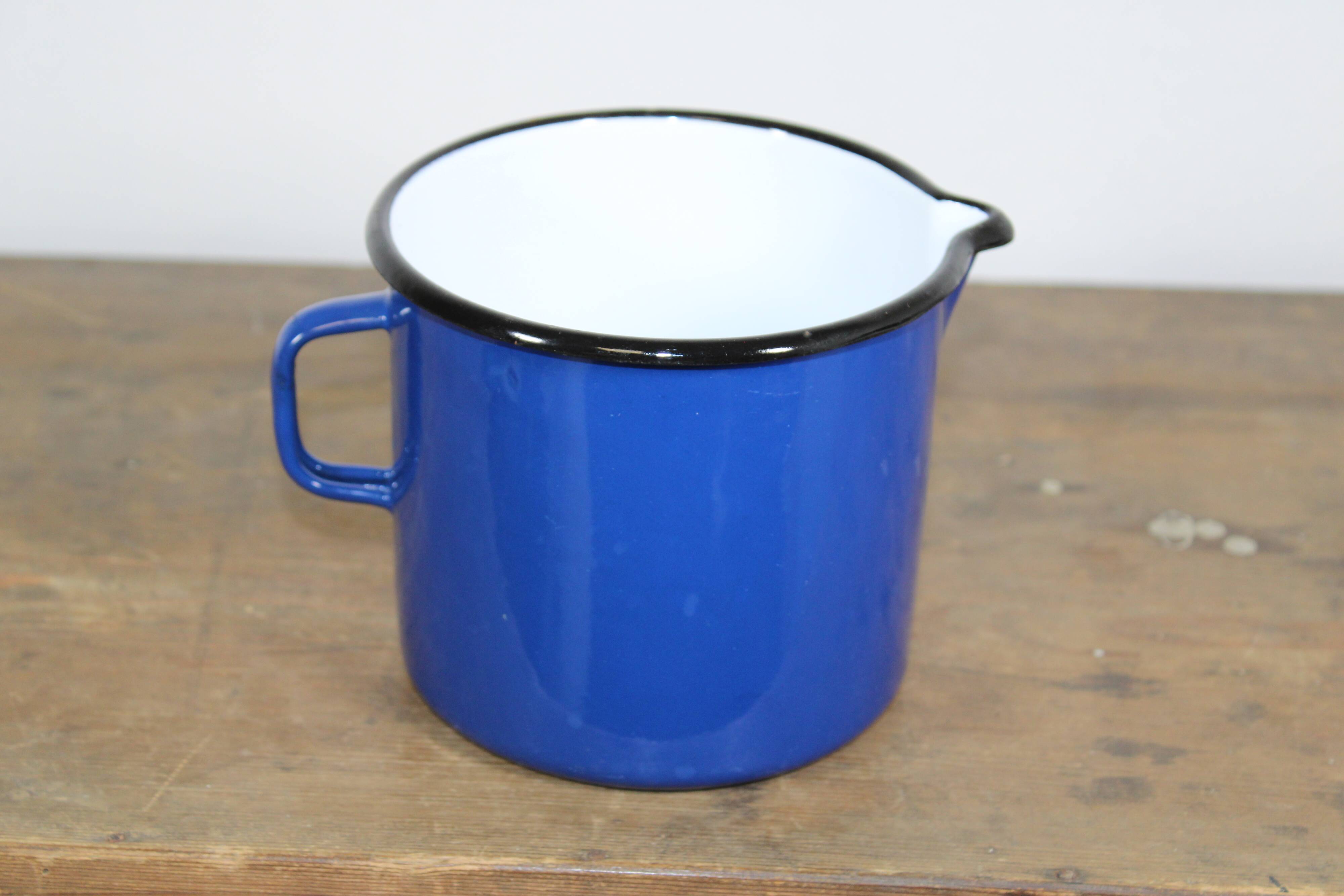 Enamelled sheet metal dosing broc
