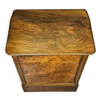 Central oratory from the Restoration period in walnut and burl around 1820