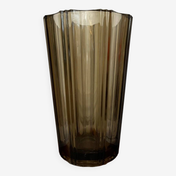 Vase en verre fumé strié