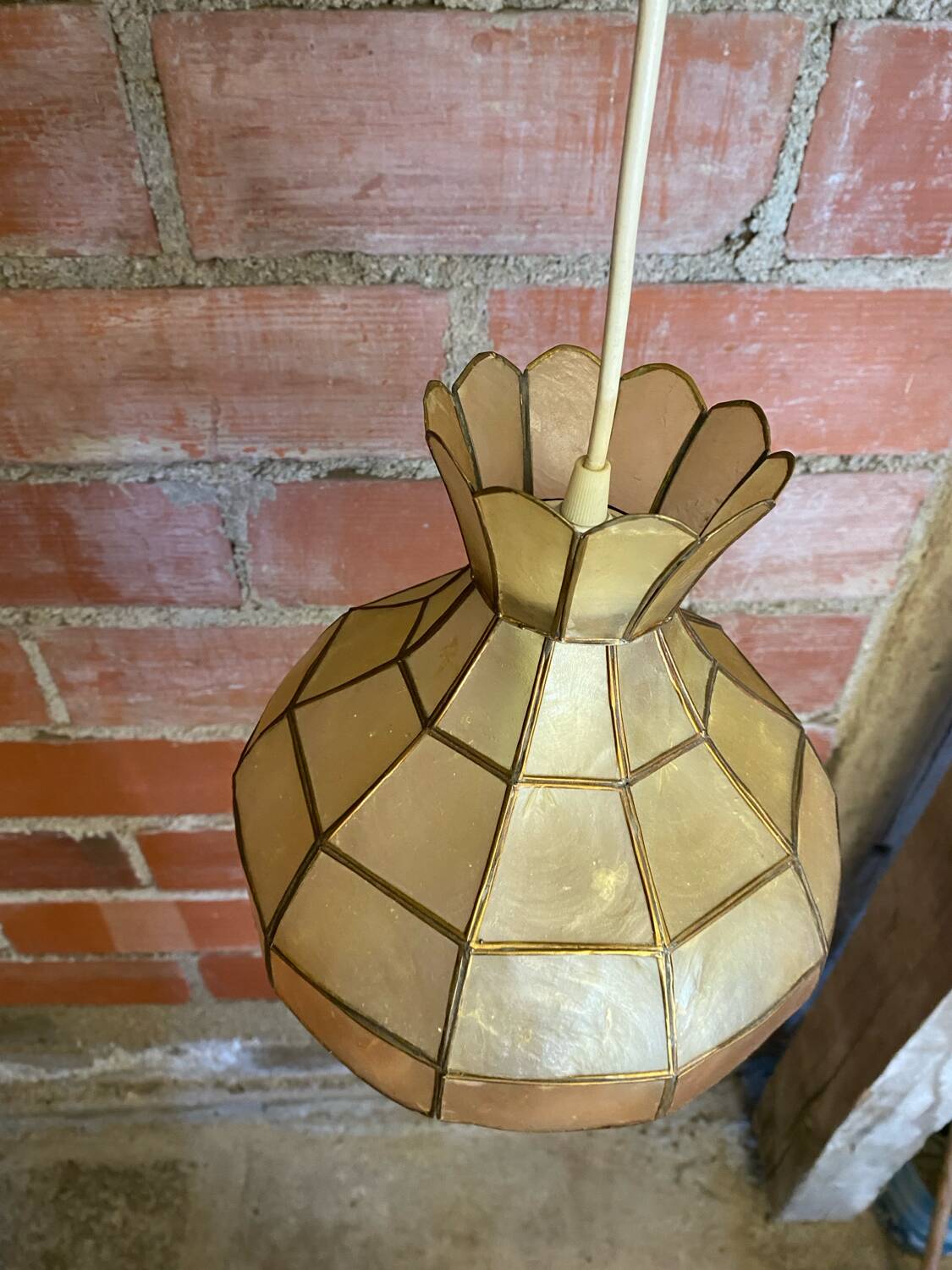 Suspension ancienne art Deco nacre & laiton 70’s