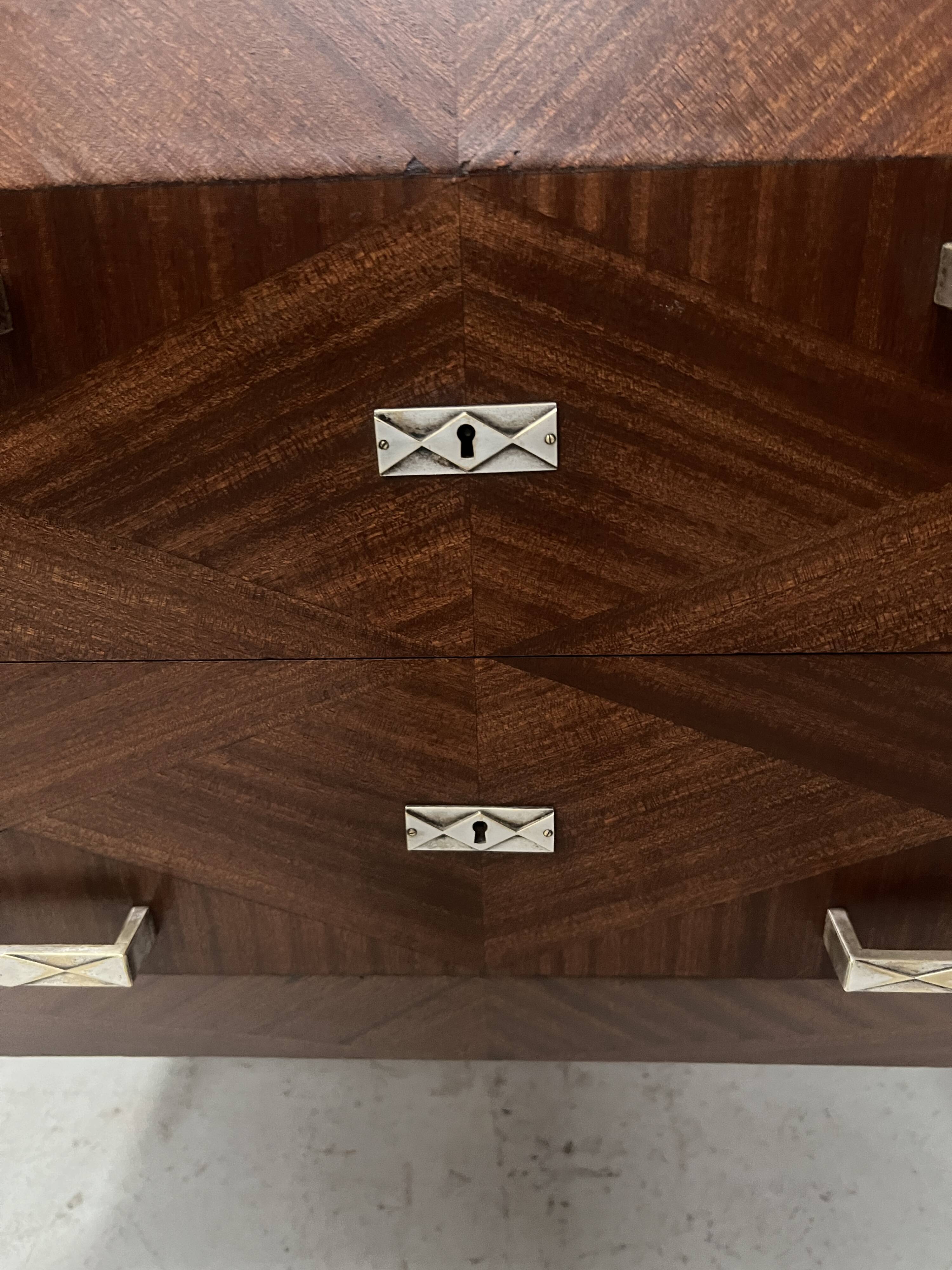 Art Deco chest of drawers with cut sides in mahogany veneer, 20th century