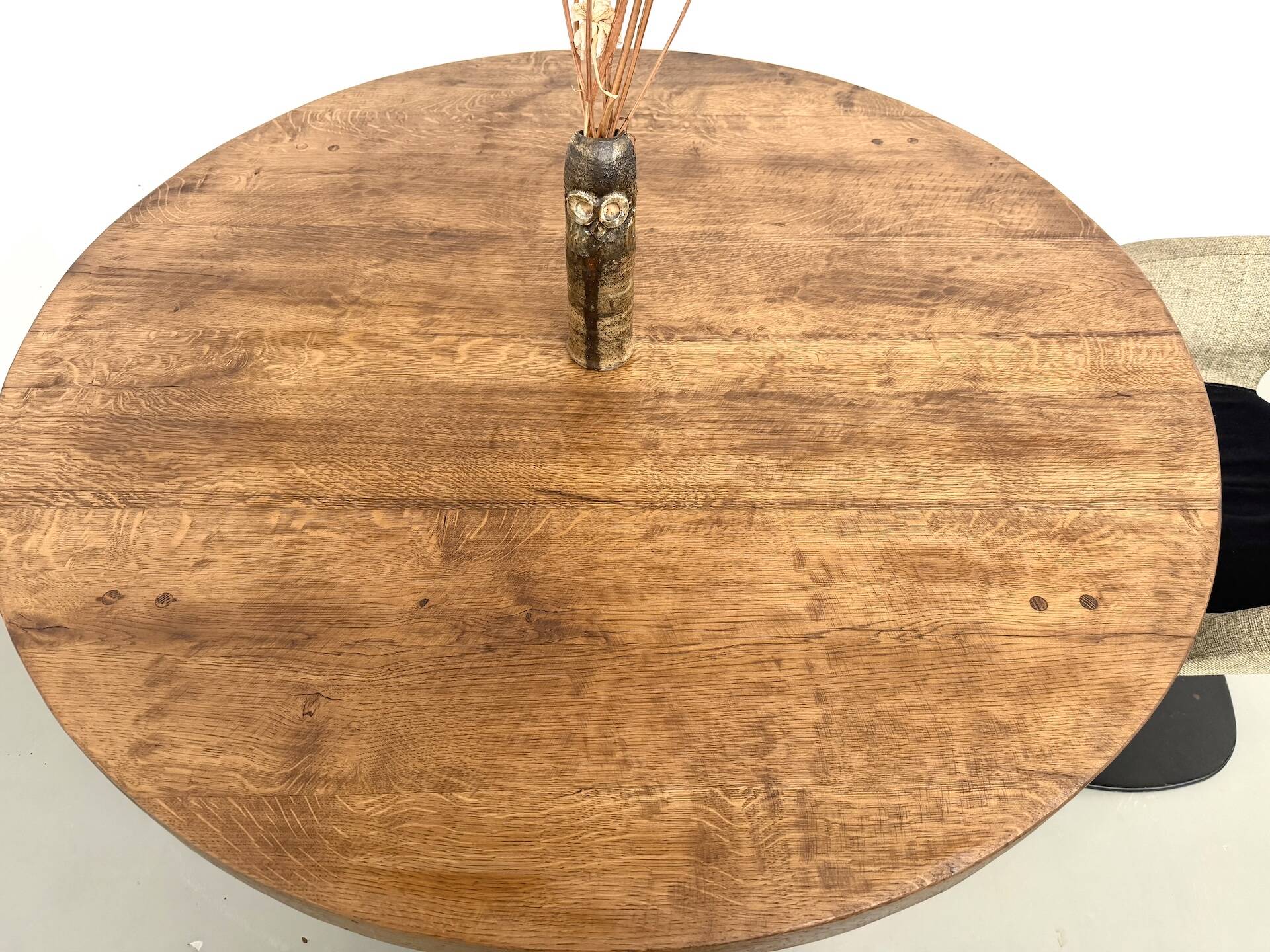 Table ronde moderniste chêne massif, piètement cylindrique pin, DLG Perrian