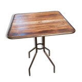 Eats standing up