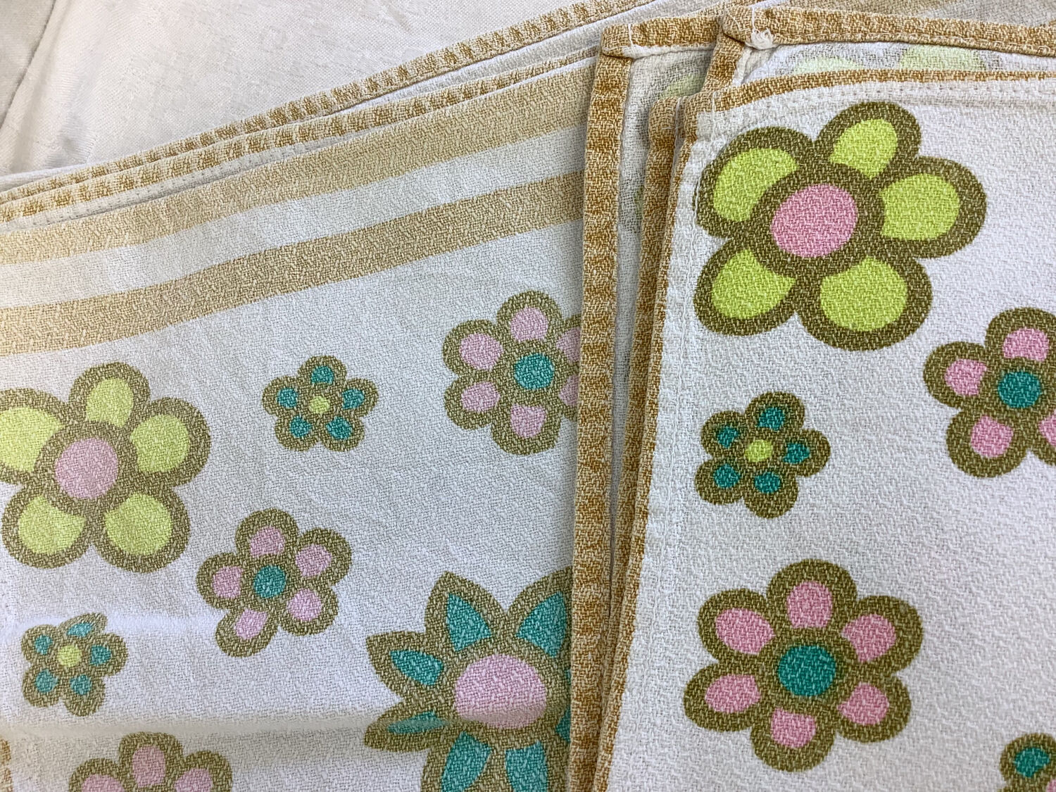 Vintage rectangular tablecloth & 8 towels