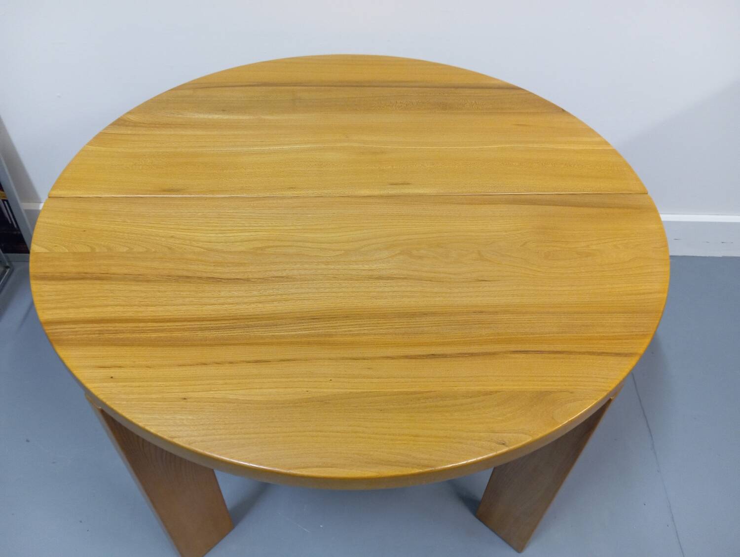 Maison Regain round/oval table in Elm