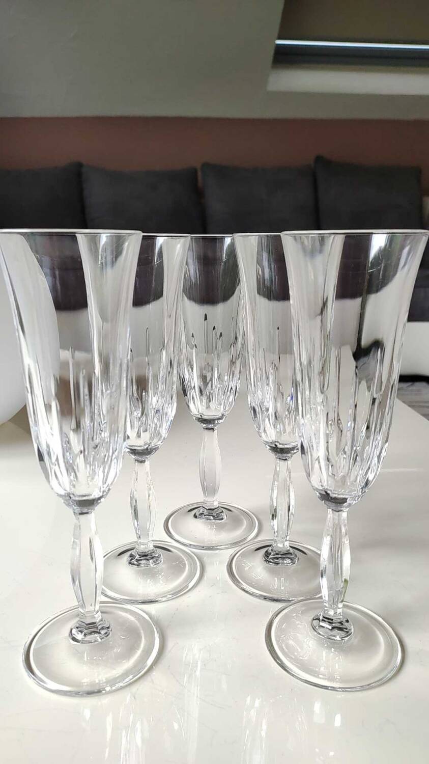 Lot 5 Large champagne flutes in cut crystal. Diamond drop/point patterns. High 20.5 cm