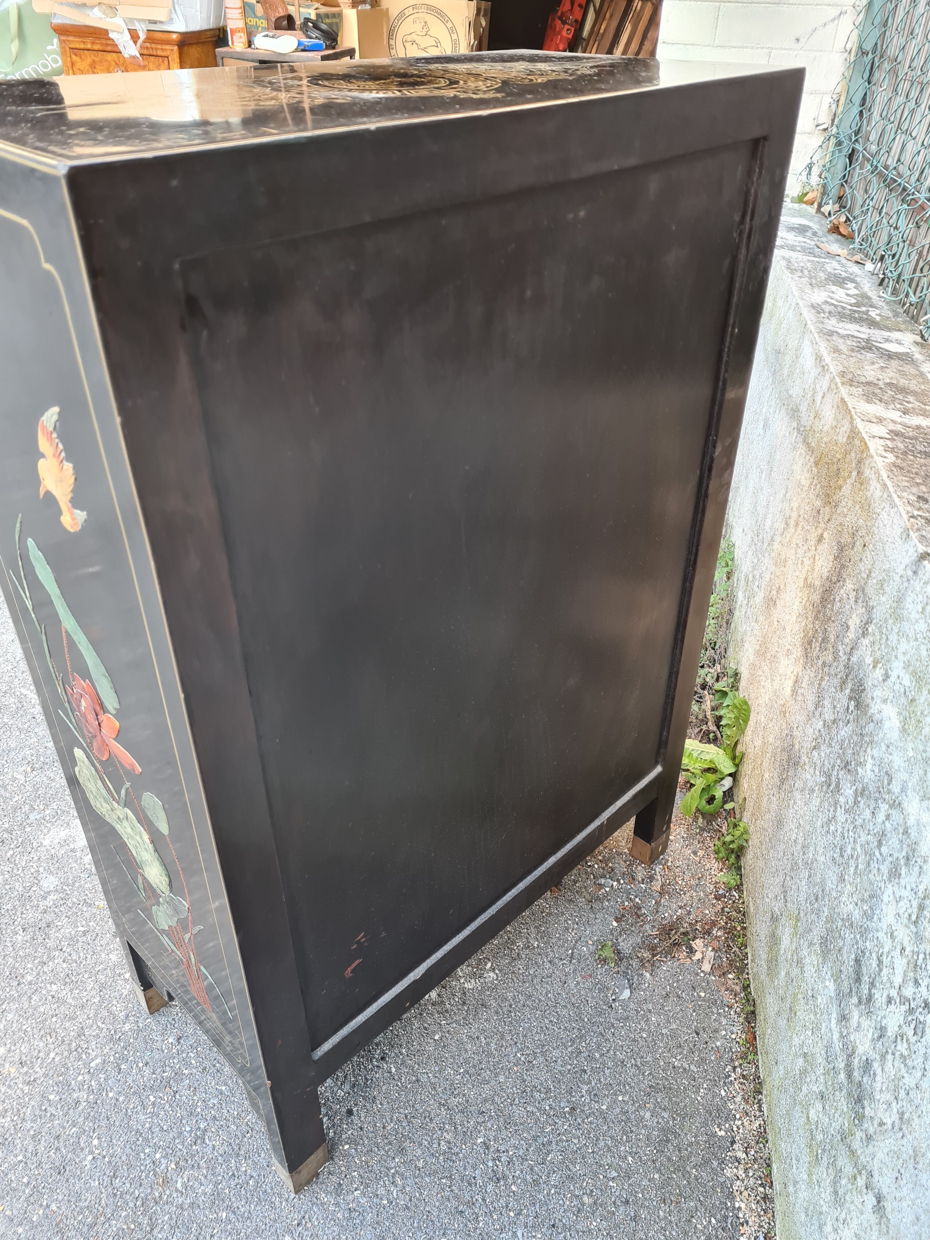 Meuble chinois ouvrant à 2 portes laque noire et pierres dures