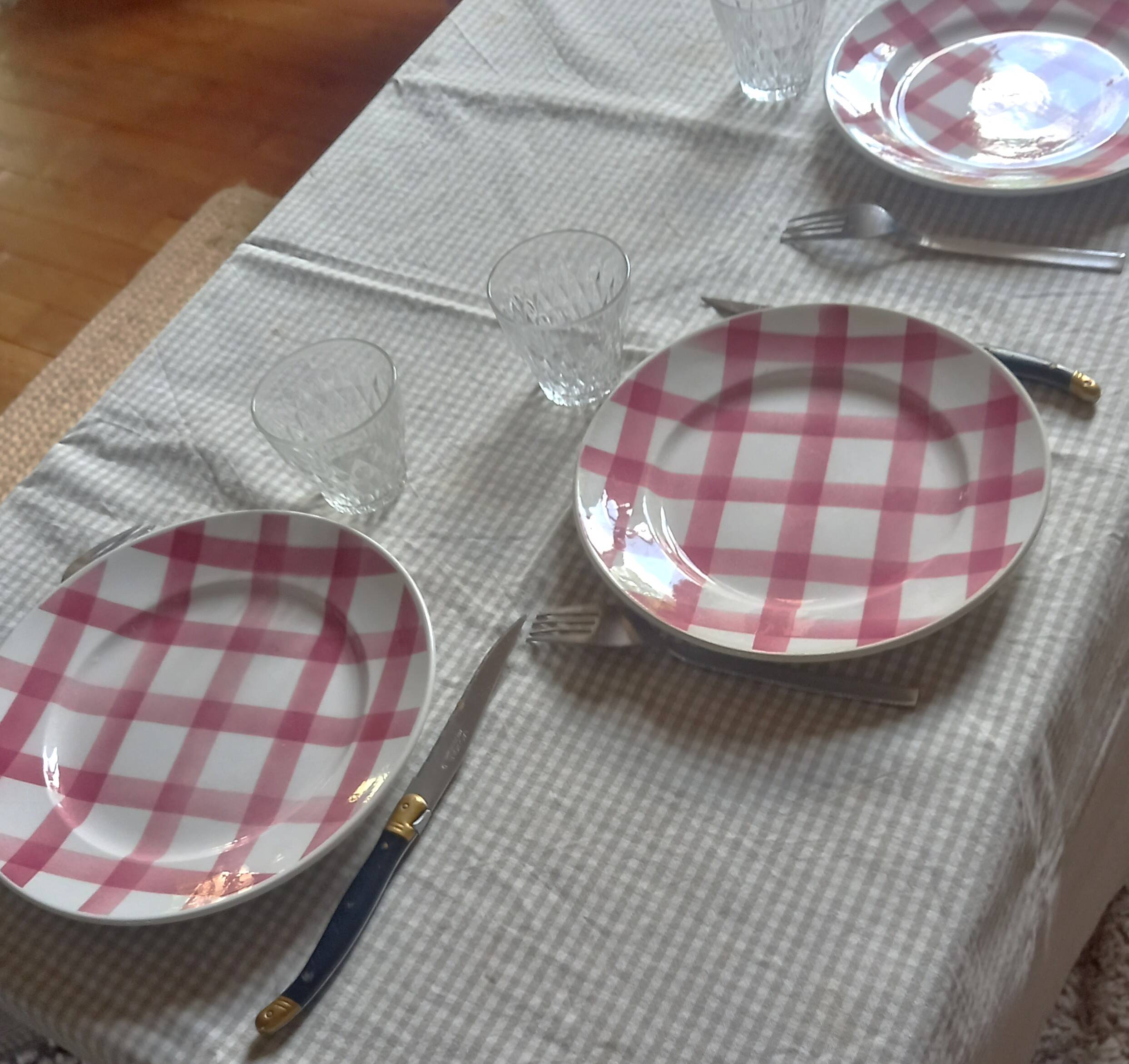 A set of 6 flat plates Nappe Rose Moulin des Loups