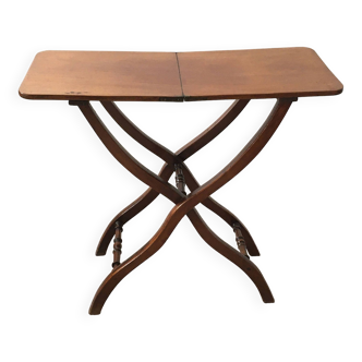 Folding table