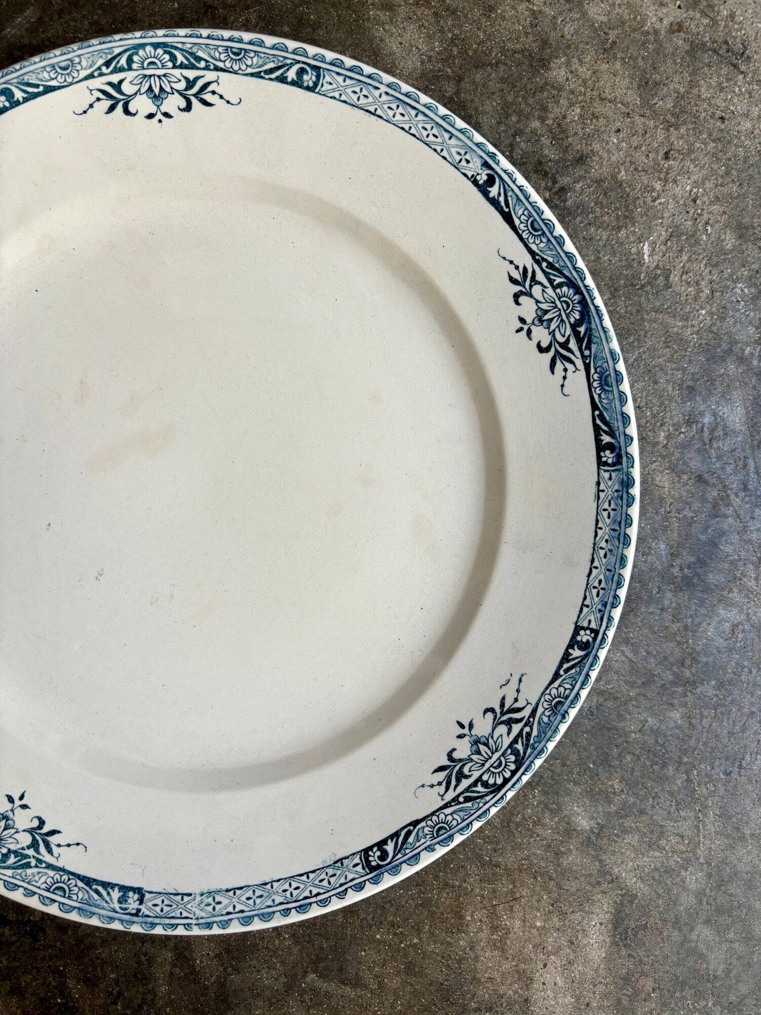 Longchamp round dish in iron earth, "Lily" service