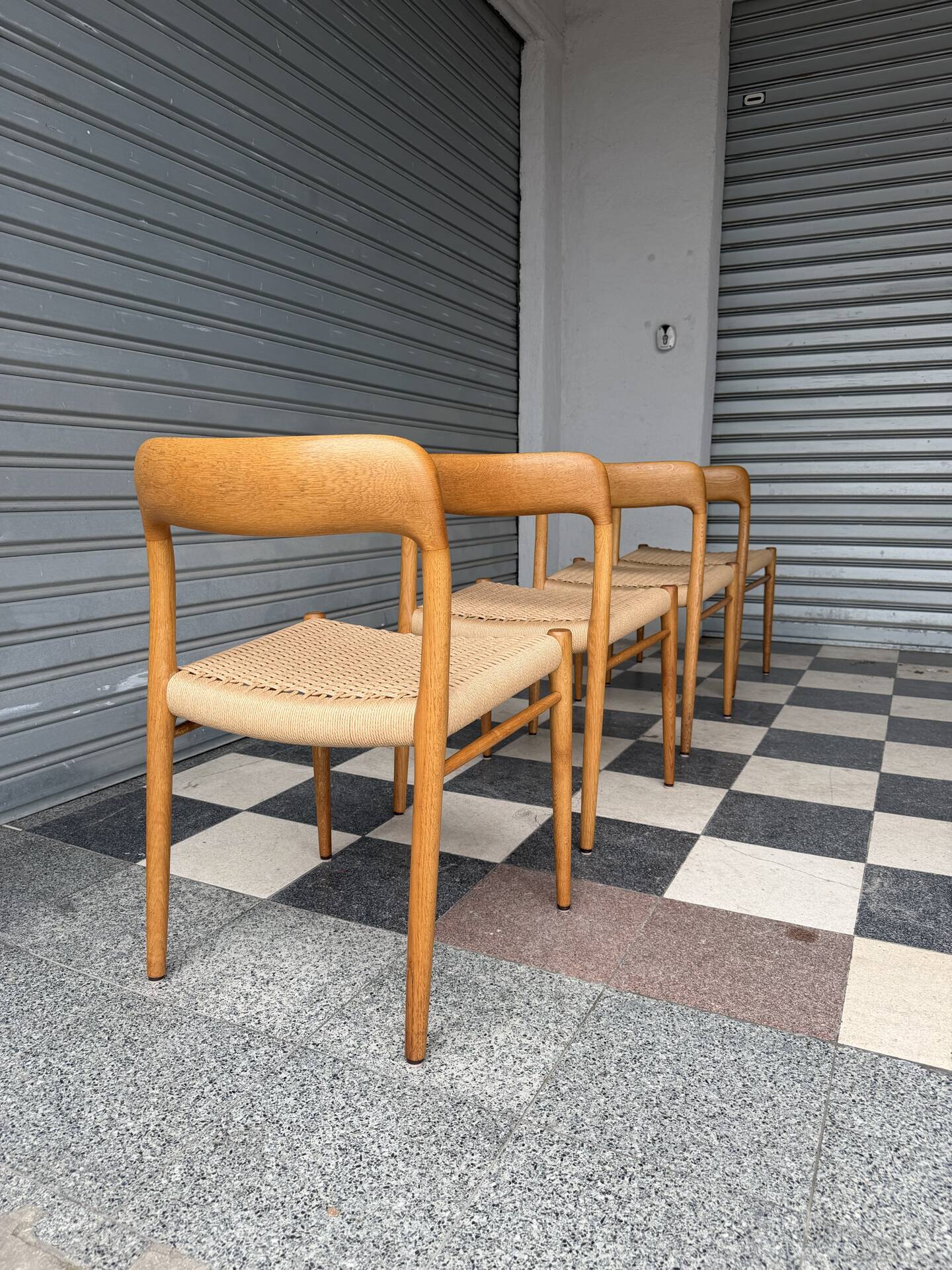 Set of 4 Møller 75 chairs in oak