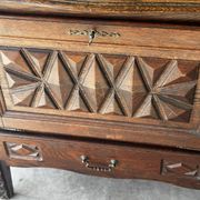 Petit meuble de rangement en chêne sculpté – circa 1930