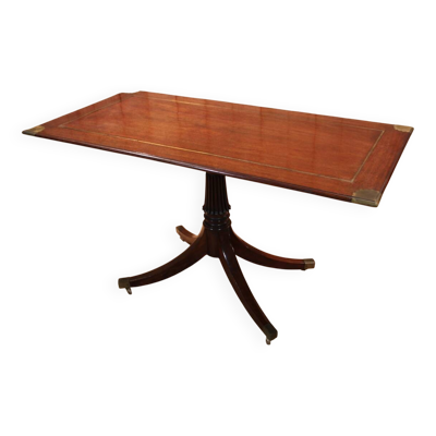 Table anglaise à plateau basculant