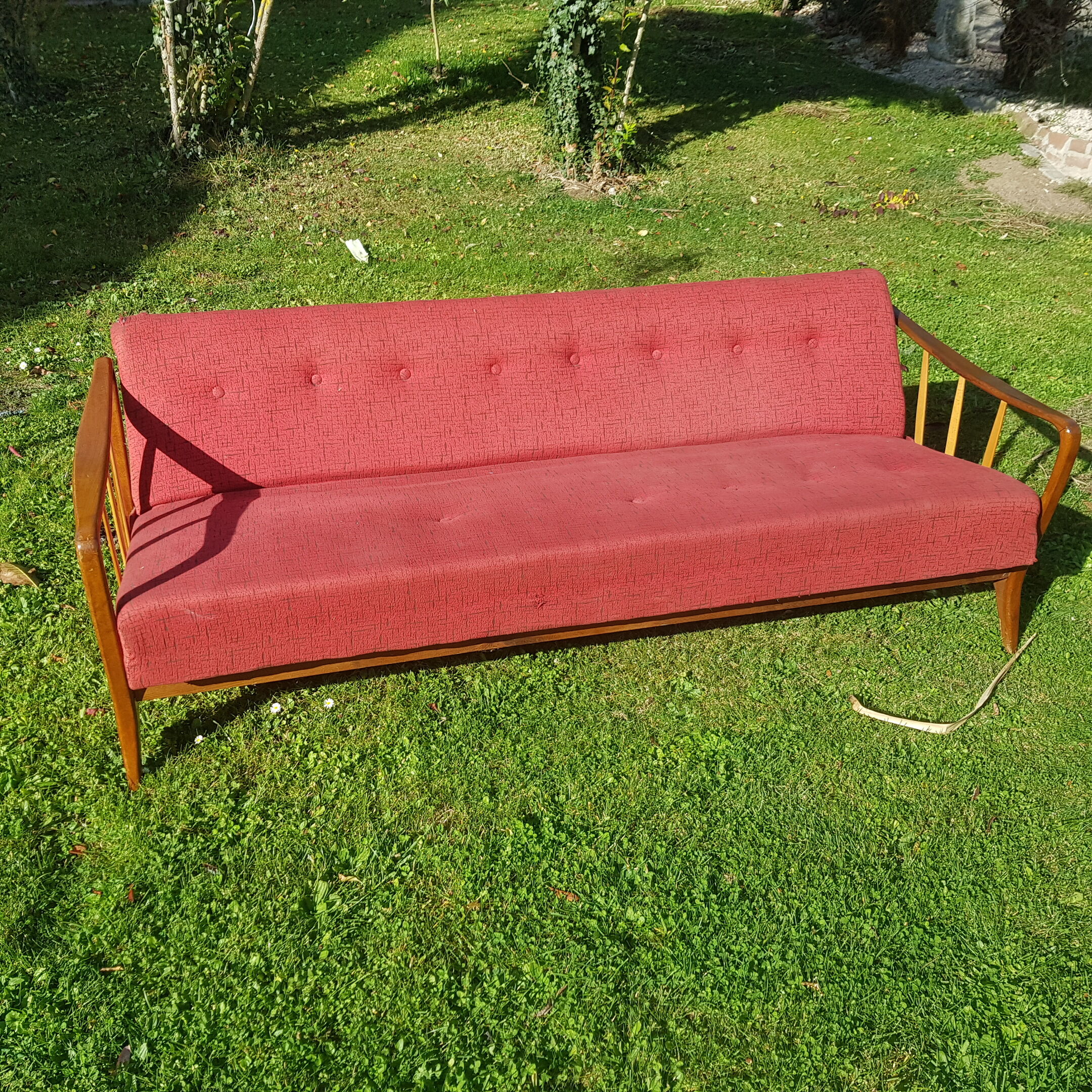 Canapé scandinave vintage années 60-70 bois et tissu rouge