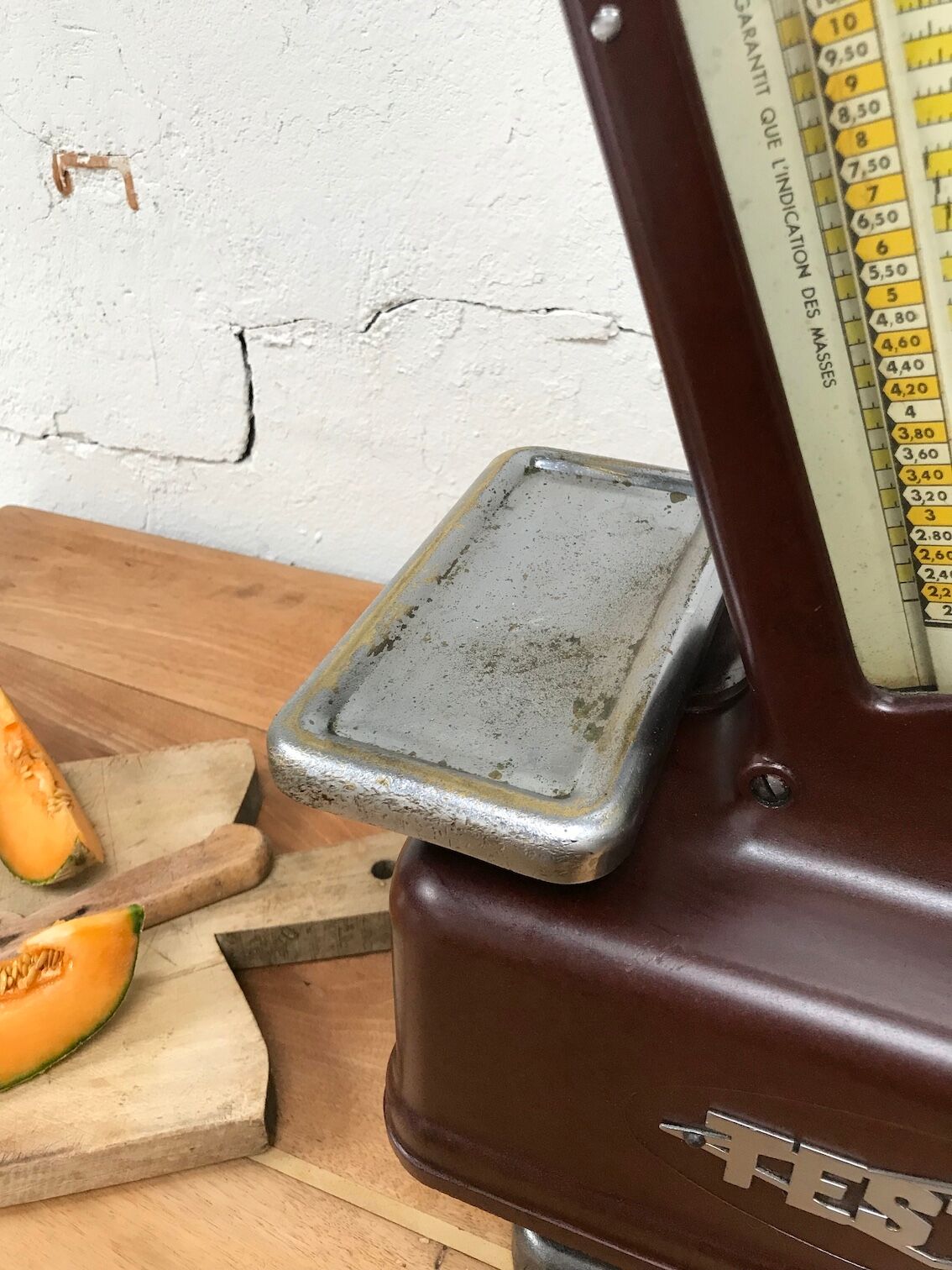 Testut kitchen scale in bakelite