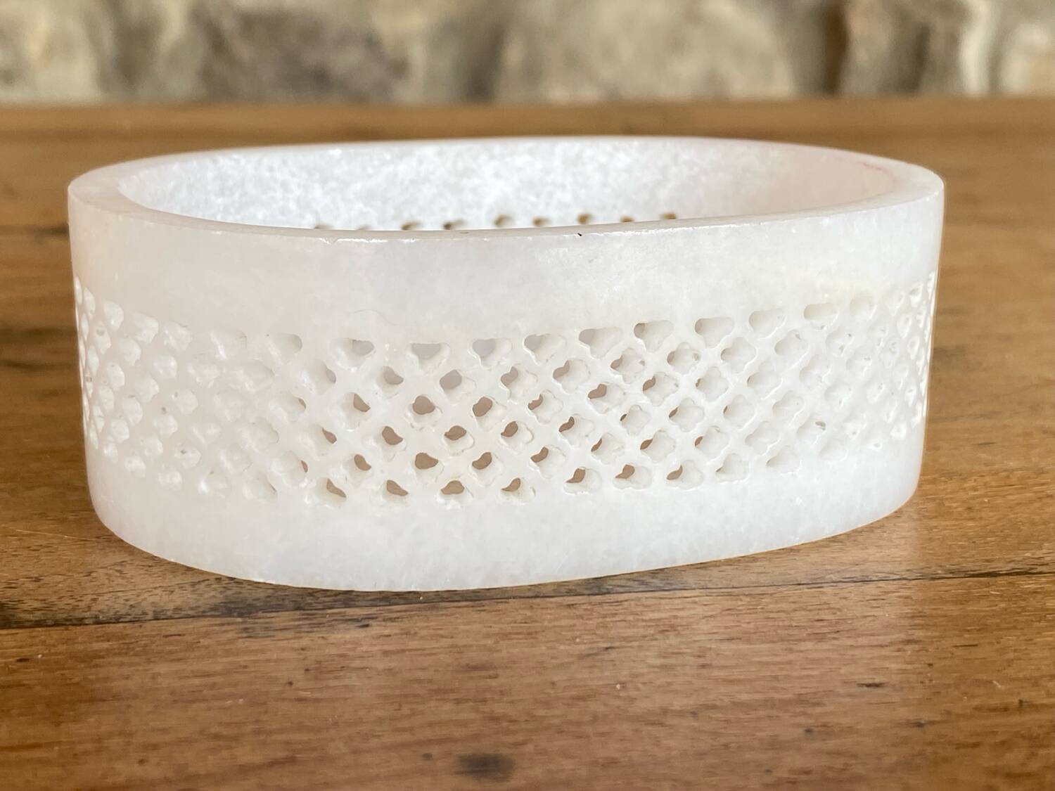 Boite en albâtre blanc décor floral incrusté