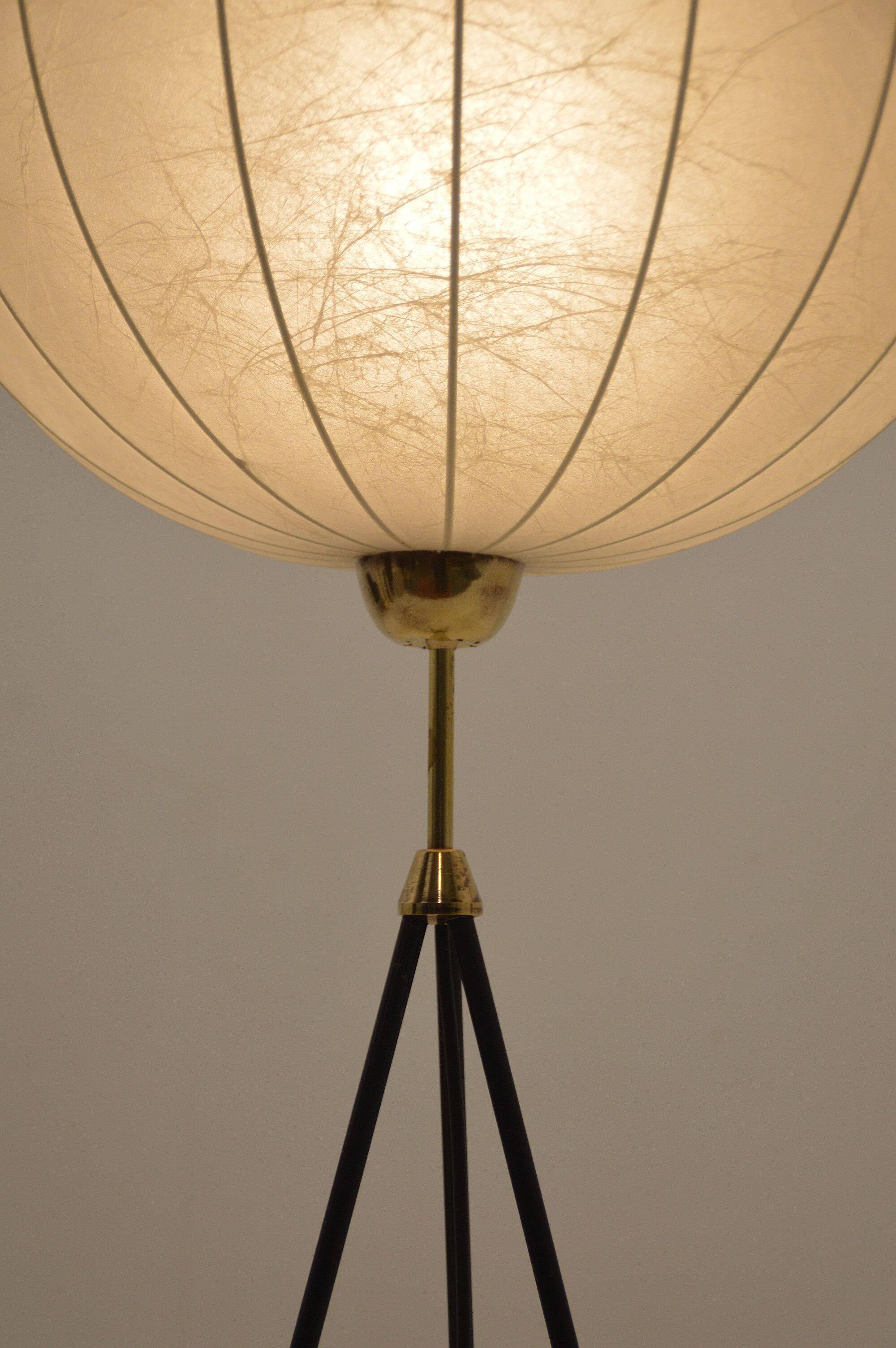 Lampadaire tripode cocon en fibre de verre et laiton, années 1960