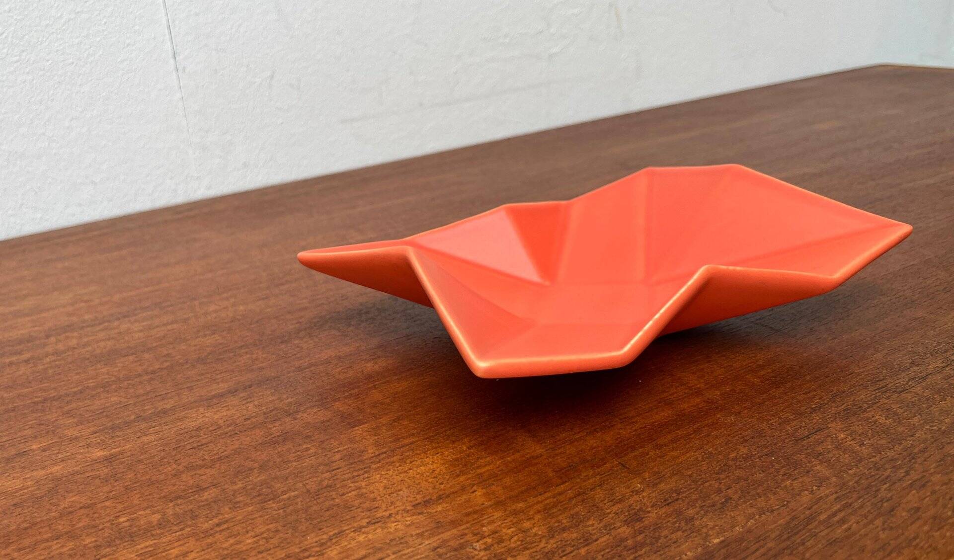 Postmodern minimalist ceramic bowl from the Asa collection, 1980s.