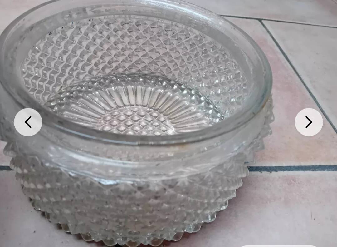 Vintage 20 cm sunflower glass ceiling light in very good condition.