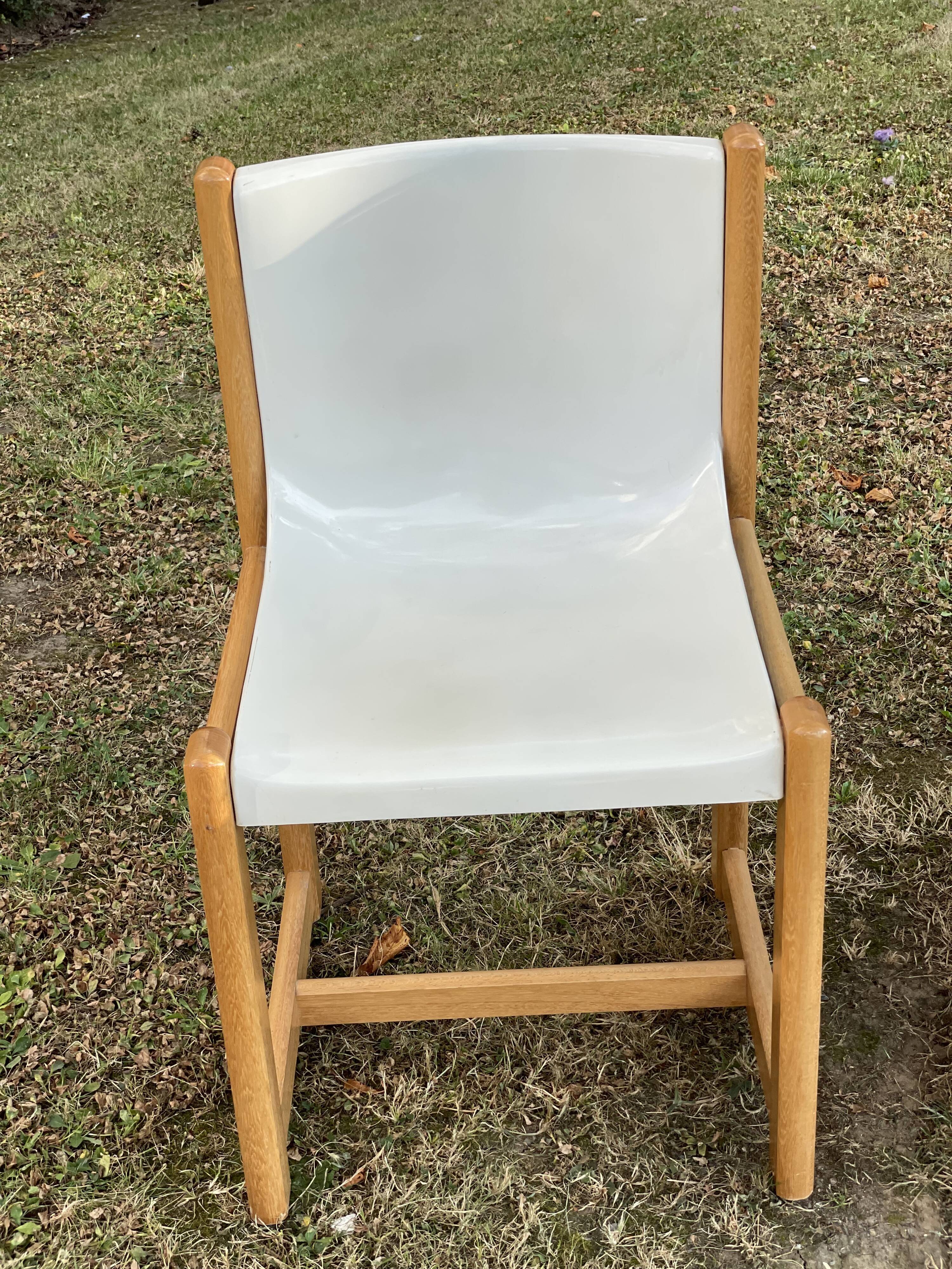 Gautier chair in white thermoformed plastic and wood