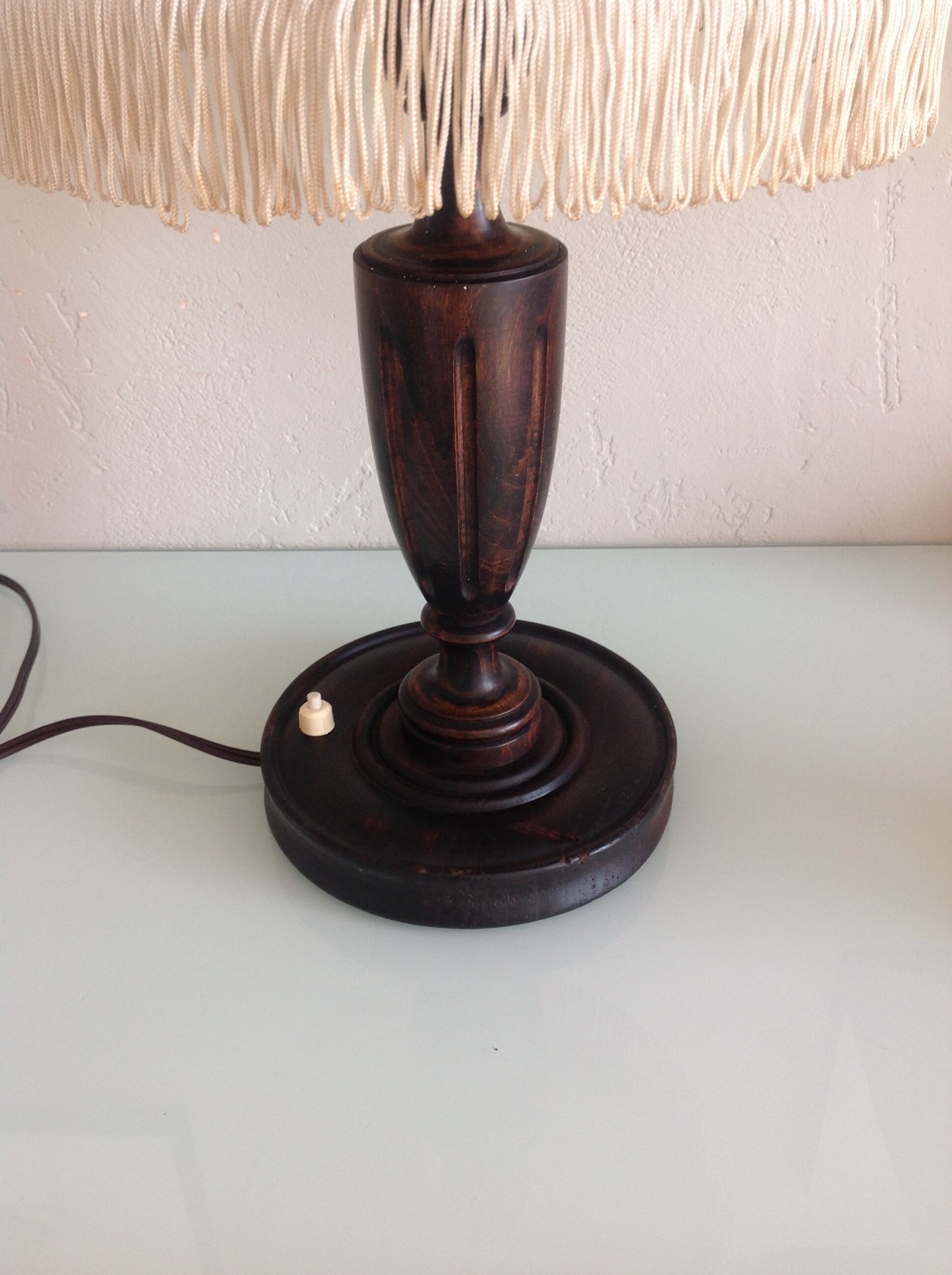 Lampe en bois tourné et abat en tissu beige style art déco / années 40-50